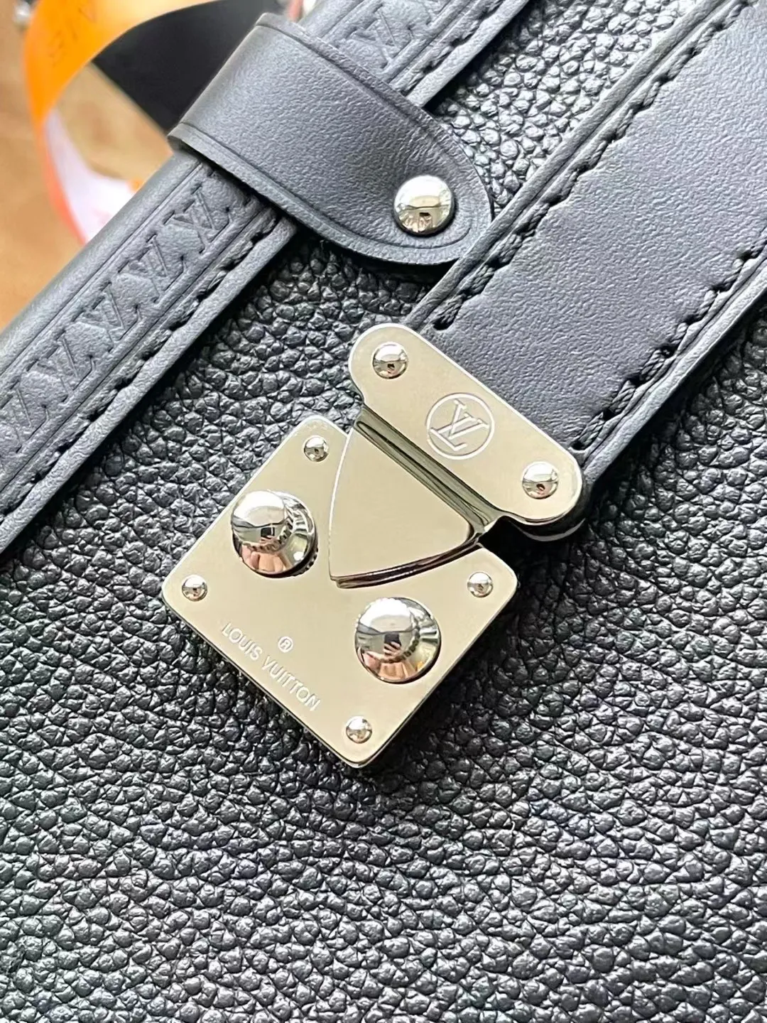 💰1300 (top-grain leather) Top-quality original order M25160 This SideTrunk medium handbag is dipped in the elegant new season colors, and the cow leather is integrated with dazzling metal parts such as S-lock buckles, slowly revealing the inspiration of the brand's classic hard box. Calf leather trim completes the look, and a detachable shoulder strap makes it easy to wear cross-body. Dimensions: 23.5 × 16 × 8.5 cm