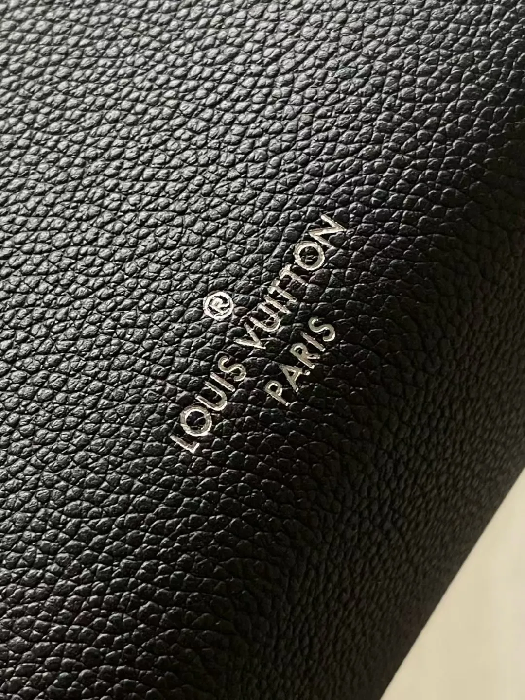 💰1300 (top-grain leather) Top-quality original order M25160 This SideTrunk medium handbag is dipped in the elegant new season colors, and the cow leather is integrated with dazzling metal parts such as S-lock buckles, slowly revealing the inspiration of the brand's classic hard box. Calf leather trim completes the look, and a detachable shoulder strap makes it easy to wear cross-body. Dimensions: 23.5 × 16 × 8.5 cm