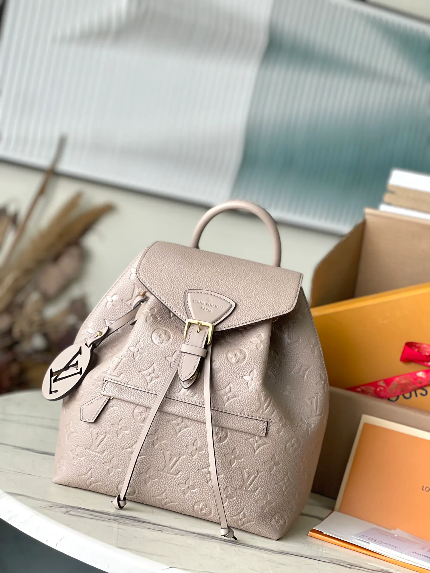 💰1140 (top layer leather) top original order M45410 elephant gray. Support counter inspection. Photos taken of duty-free goods are consistent with the product without unpacking. This product is an exclusive duty-free product in the market and is the highest-end product. Inspection is supported. This product has passed strict inspection and is flawless. Please wear gloves when touching the product. This product is not returnable or exchangeable. Please confirm the product first and then remove the label on the handle. This product is temporarily not open to the public, only regular customers, and is in short supply. Dimensions: 27.5 x 33 x 14 cm