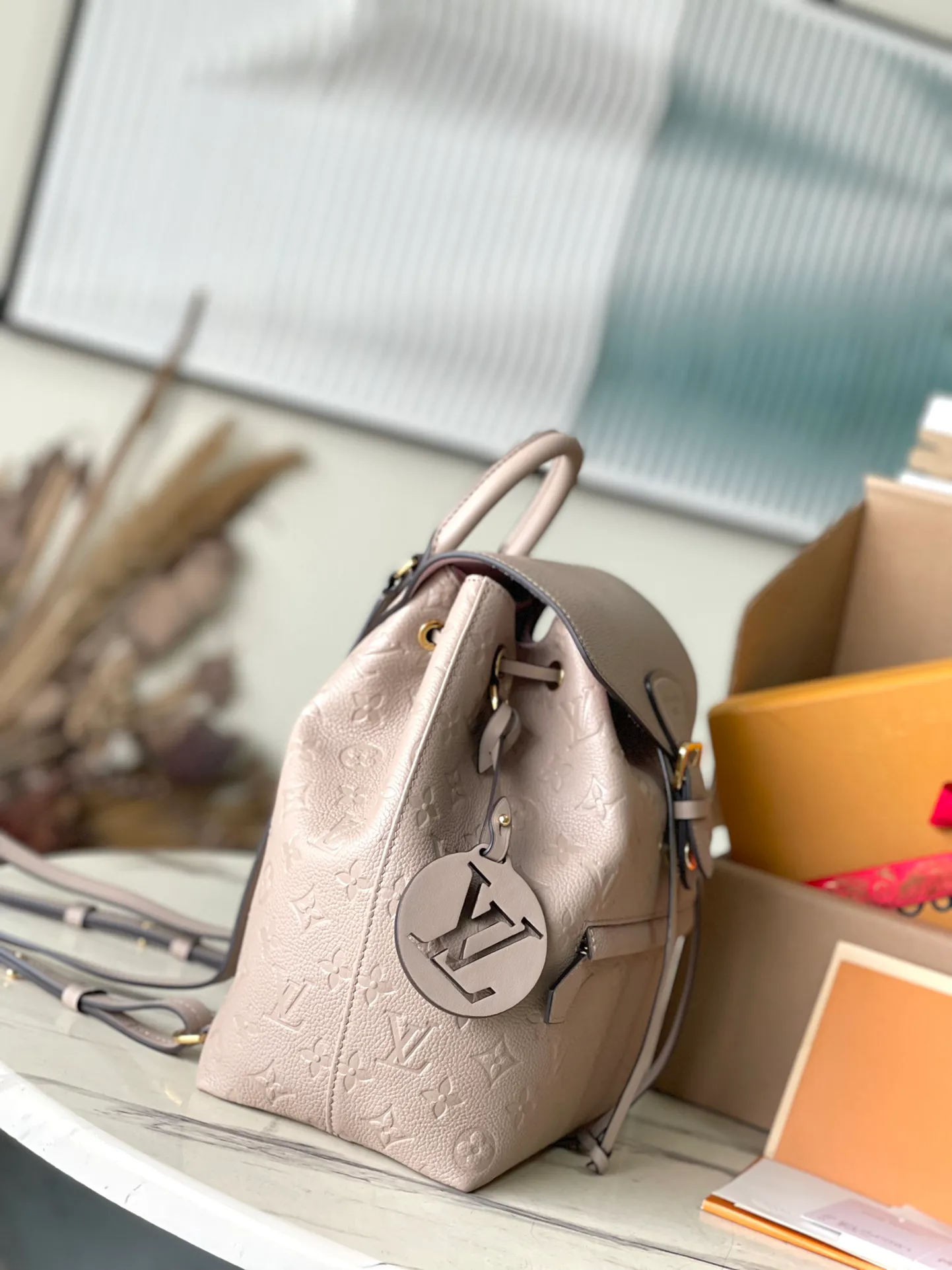 💰1140 (top layer leather) top original order M45410 elephant gray. Support counter inspection. Photos taken of duty-free goods are consistent with the product without unpacking. This product is an exclusive duty-free product in the market and is the highest-end product. Inspection is supported. This product has passed strict inspection and is flawless. Please wear gloves when touching the product. This product is not returnable or exchangeable. Please confirm the product first and then remove the label on the handle. This product is temporarily not open to the public, only regular customers, and is in short supply. Dimensions: 27.5 x 33 x 14 cm