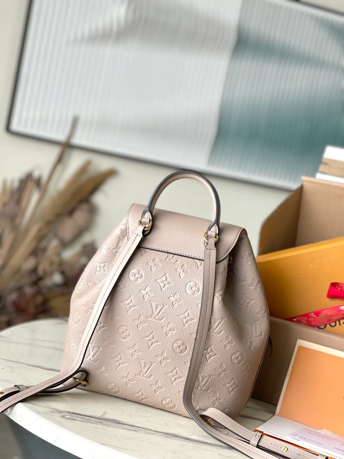 💰1140 (top layer leather) top original order M45410 elephant gray. Support counter inspection. Photos taken of duty-free goods are consistent with the product without unpacking. This product is an exclusive duty-free product in the market and is the highest-end product. Inspection is supported. This product has passed strict inspection and is flawless. Please wear gloves when touching the product. This product is not returnable or exchangeable. Please confirm the product first and then remove the label on the handle. This product is temporarily not open to the public, only regular customers, and is in short supply. Dimensions: 27.5 x 33 x 14 cm