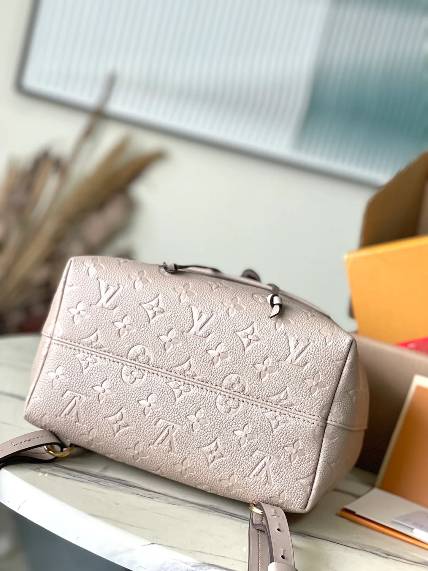 💰1140 (top layer leather) top original order M45410 elephant gray. Support counter inspection. Photos taken of duty-free goods are consistent with the product without unpacking. This product is an exclusive duty-free product in the market and is the highest-end product. Inspection is supported. This product has passed strict inspection and is flawless. Please wear gloves when touching the product. This product is not returnable or exchangeable. Please confirm the product first and then remove the label on the handle. This product is temporarily not open to the public, only regular customers, and is in short supply. Dimensions: 27.5 x 33 x 14 cm
