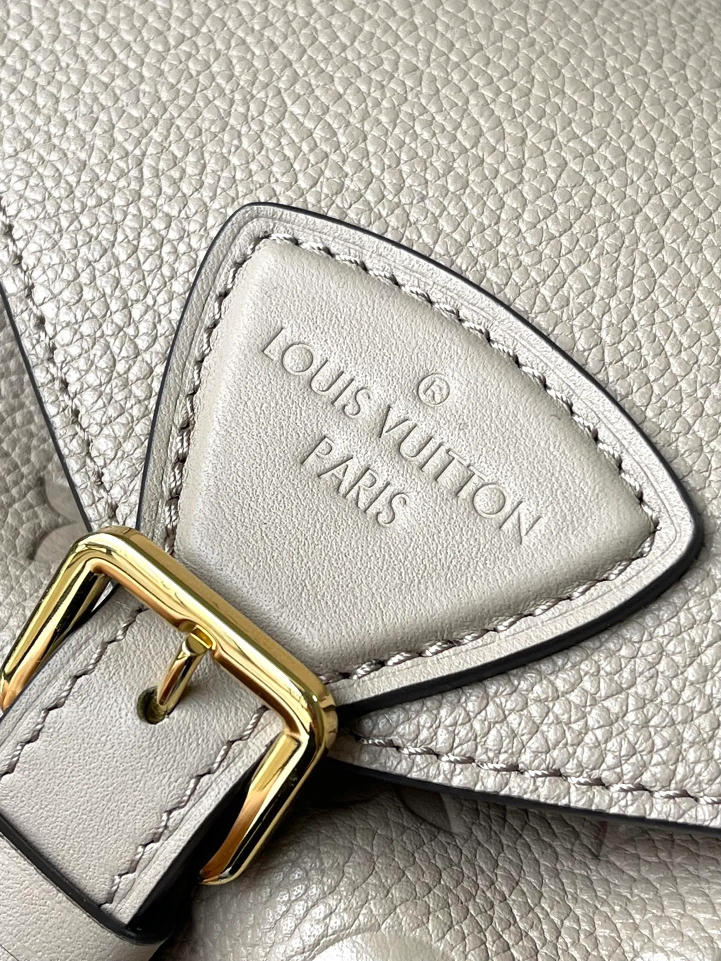 💰1140 (top layer leather) top original order M45410 elephant gray. Support counter inspection. Photos taken of duty-free goods are consistent with the product without unpacking. This product is an exclusive duty-free product in the market and is the highest-end product. Inspection is supported. This product has passed strict inspection and is flawless. Please wear gloves when touching the product. This product is not returnable or exchangeable. Please confirm the product first and then remove the label on the handle. This product is temporarily not open to the public, only regular customers, and is in short supply. Dimensions: 27.5 x 33 x 14 cm