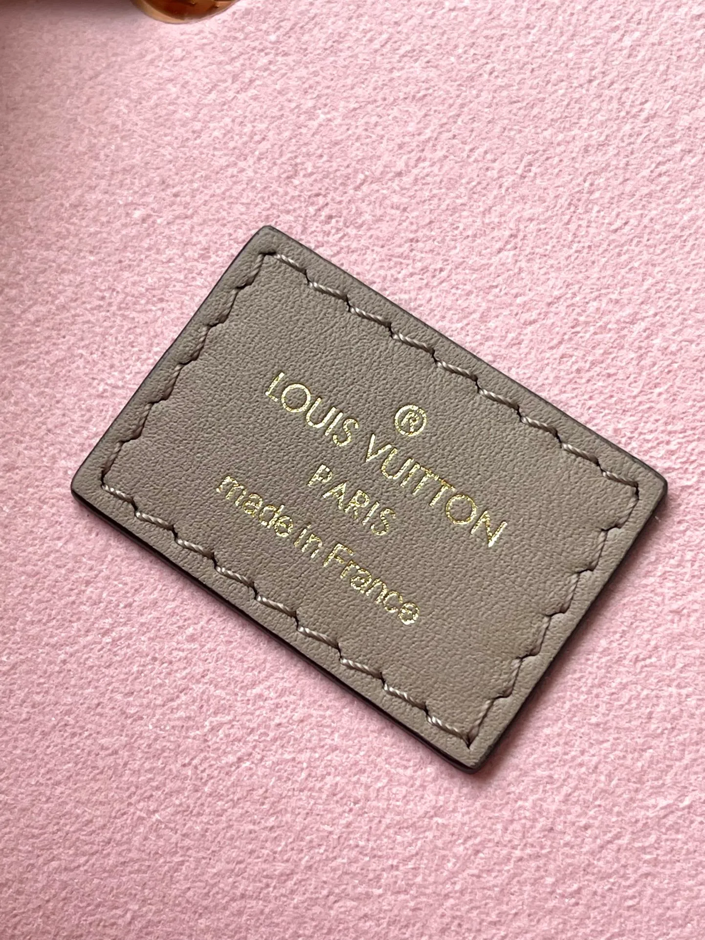 💰1140 (top layer leather) top original order M45410 elephant gray. Support counter inspection. Photos taken of duty-free goods are consistent with the product without unpacking. This product is an exclusive duty-free product in the market and is the highest-end product. Inspection is supported. This product has passed strict inspection and is flawless. Please wear gloves when touching the product. This product is not returnable or exchangeable. Please confirm the product first and then remove the label on the handle. This product is temporarily not open to the public, only regular customers, and is in short supply. Dimensions: 27.5 x 33 x 14 cm