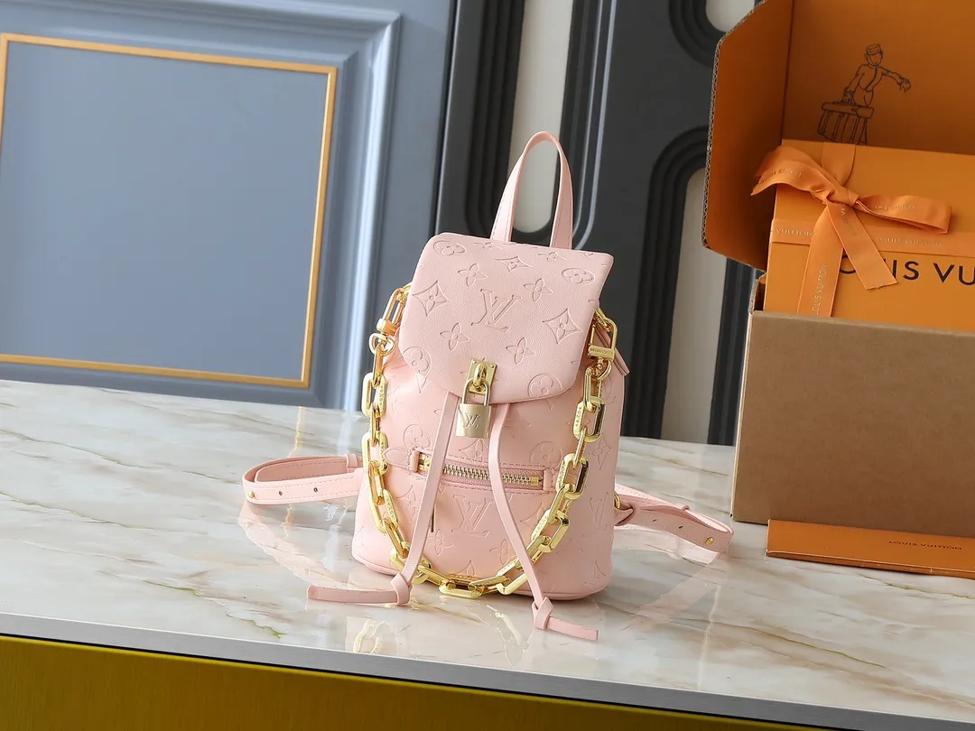 💰260💰Upgraded from the original M13357 M13358 M13387 M13389 This Coussin Backpack mini handbag is made of Monogram leather with a lightweight structure and a detachable Coussin chain. The sleek metal LV padlock ensures your everyday needs are secure and can be worn on the shoulder, on the shoulder or in the hand. Dimensions: 15.0 x 20.0 x 7.5 cm (length x height x width)