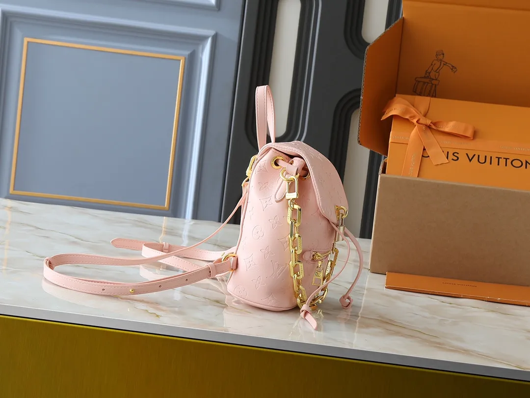 💰260💰Upgraded from the original M13357 M13358 M13387 M13389 This Coussin Backpack mini handbag is made of Monogram leather with a lightweight structure and a detachable Coussin chain. The sleek metal LV padlock ensures your everyday needs are secure and can be worn on the shoulder, on the shoulder or in the hand. Dimensions: 15.0 x 20.0 x 7.5 cm (length x height x width)