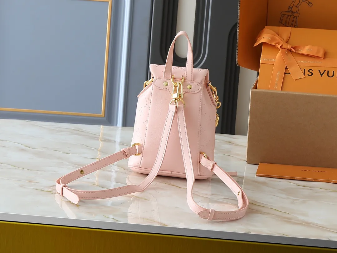 💰260💰Upgraded from the original M13357 M13358 M13387 M13389 This Coussin Backpack mini handbag is made of Monogram leather with a lightweight structure and a detachable Coussin chain. The sleek metal LV padlock ensures your everyday needs are secure and can be worn on the shoulder, on the shoulder or in the hand. Dimensions: 15.0 x 20.0 x 7.5 cm (length x height x width)