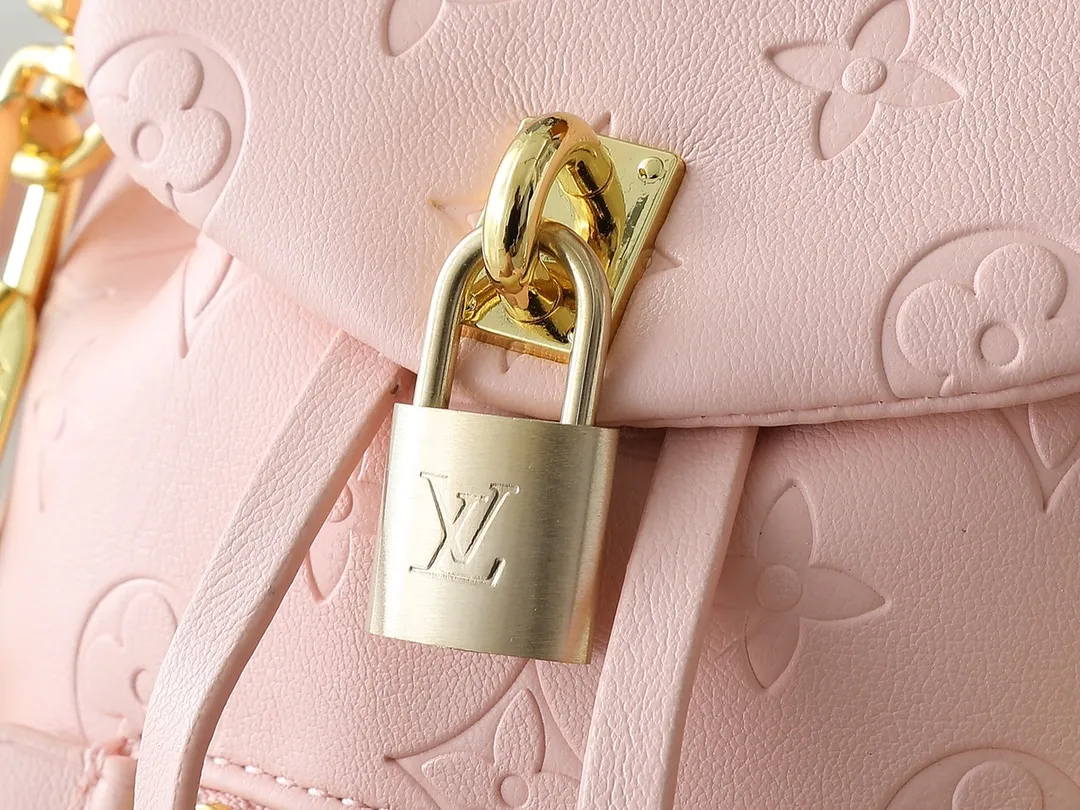 💰260💰Upgraded from the original M13357 M13358 M13387 M13389 This Coussin Backpack mini handbag is made of Monogram leather with a lightweight structure and a detachable Coussin chain. The sleek metal LV padlock ensures your everyday needs are secure and can be worn on the shoulder, on the shoulder or in the hand. Dimensions: 15.0 x 20.0 x 7.5 cm (length x height x width)