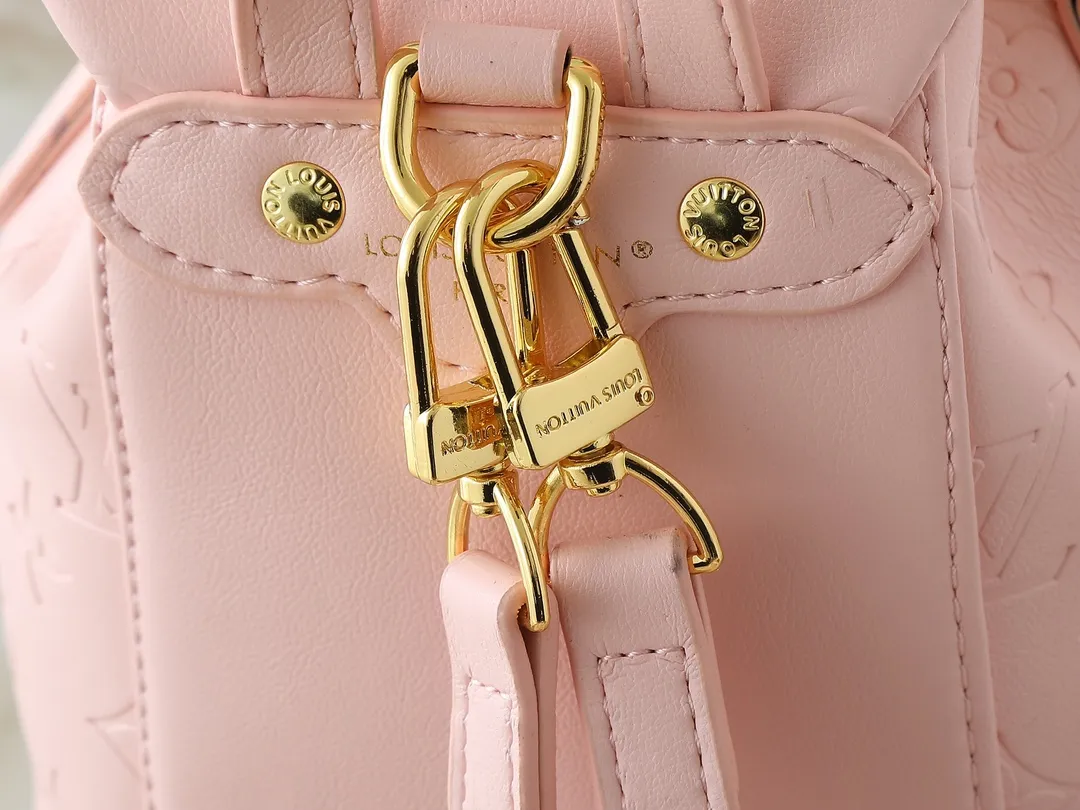 💰260💰Upgraded from the original M13357 M13358 M13387 M13389 This Coussin Backpack mini handbag is made of Monogram leather with a lightweight structure and a detachable Coussin chain. The sleek metal LV padlock ensures your everyday needs are secure and can be worn on the shoulder, on the shoulder or in the hand. Dimensions: 15.0 x 20.0 x 7.5 cm (length x height x width)