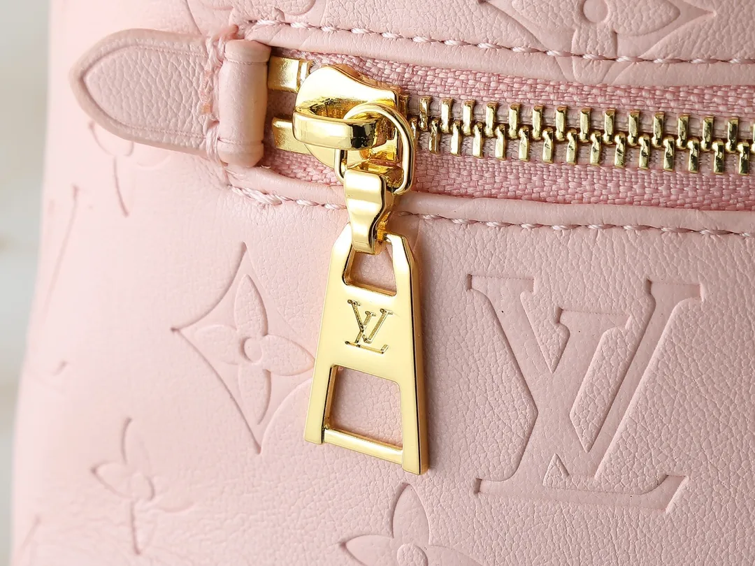 💰260💰Upgraded from the original M13357 M13358 M13387 M13389 This Coussin Backpack mini handbag is made of Monogram leather with a lightweight structure and a detachable Coussin chain. The sleek metal LV padlock ensures your everyday needs are secure and can be worn on the shoulder, on the shoulder or in the hand. Dimensions: 15.0 x 20.0 x 7.5 cm (length x height x width)