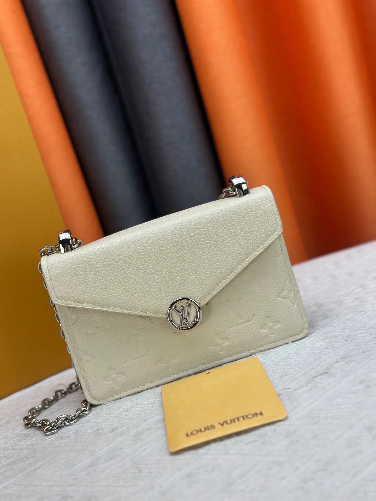 P220 M13569 black M13570 gray M25814 burgundy (chain/embossed) [Portefeuille chaîne Rosy] This Rosy chain wallet is both fashionable and practical, adding a modern spirit to the Monogram Empreinte series. It has an elegant LV circle and a V-shaped flap, two hallmarks of the house. The magnetic closure reveals a surprise Monogram flower, as well as three card slots and a flat interior pocket. The sliding chain allows you to wear it crosswise or over the shoulder.  Dimensions: 19.5 x 13.5 x 6.5 cm