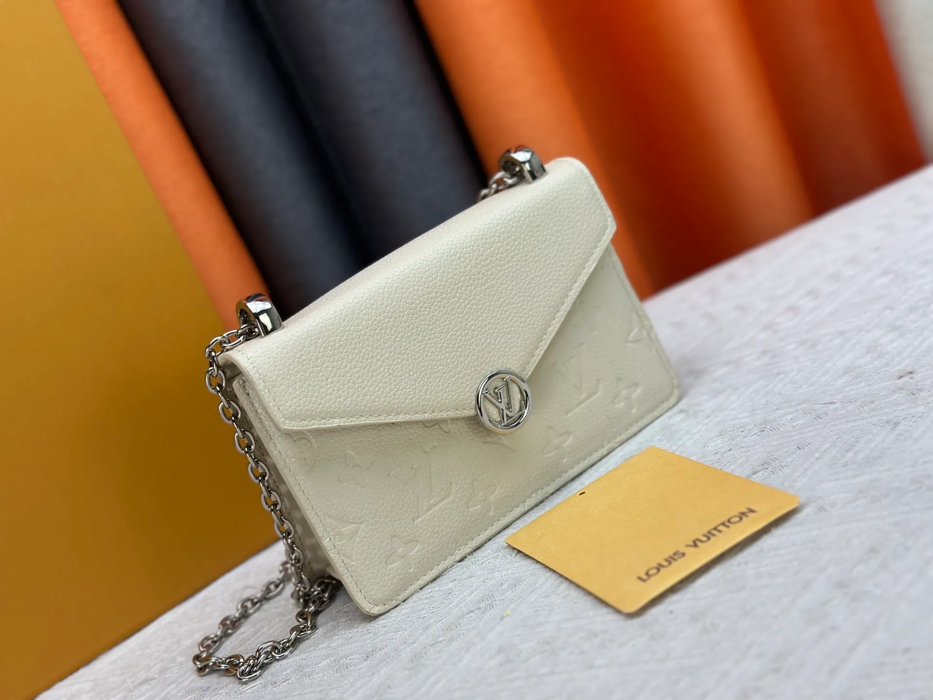 P220 M13569 black M13570 gray M25814 burgundy (chain/embossed) [Portefeuille chaîne Rosy] This Rosy chain wallet is both fashionable and practical, adding a modern spirit to the Monogram Empreinte series. It has an elegant LV circle and a V-shaped flap, two hallmarks of the house. The magnetic closure reveals a surprise Monogram flower, as well as three card slots and a flat interior pocket. The sliding chain allows you to wear it crosswise or over the shoulder.  Dimensions: 19.5 x 13.5 x 6.5 cm