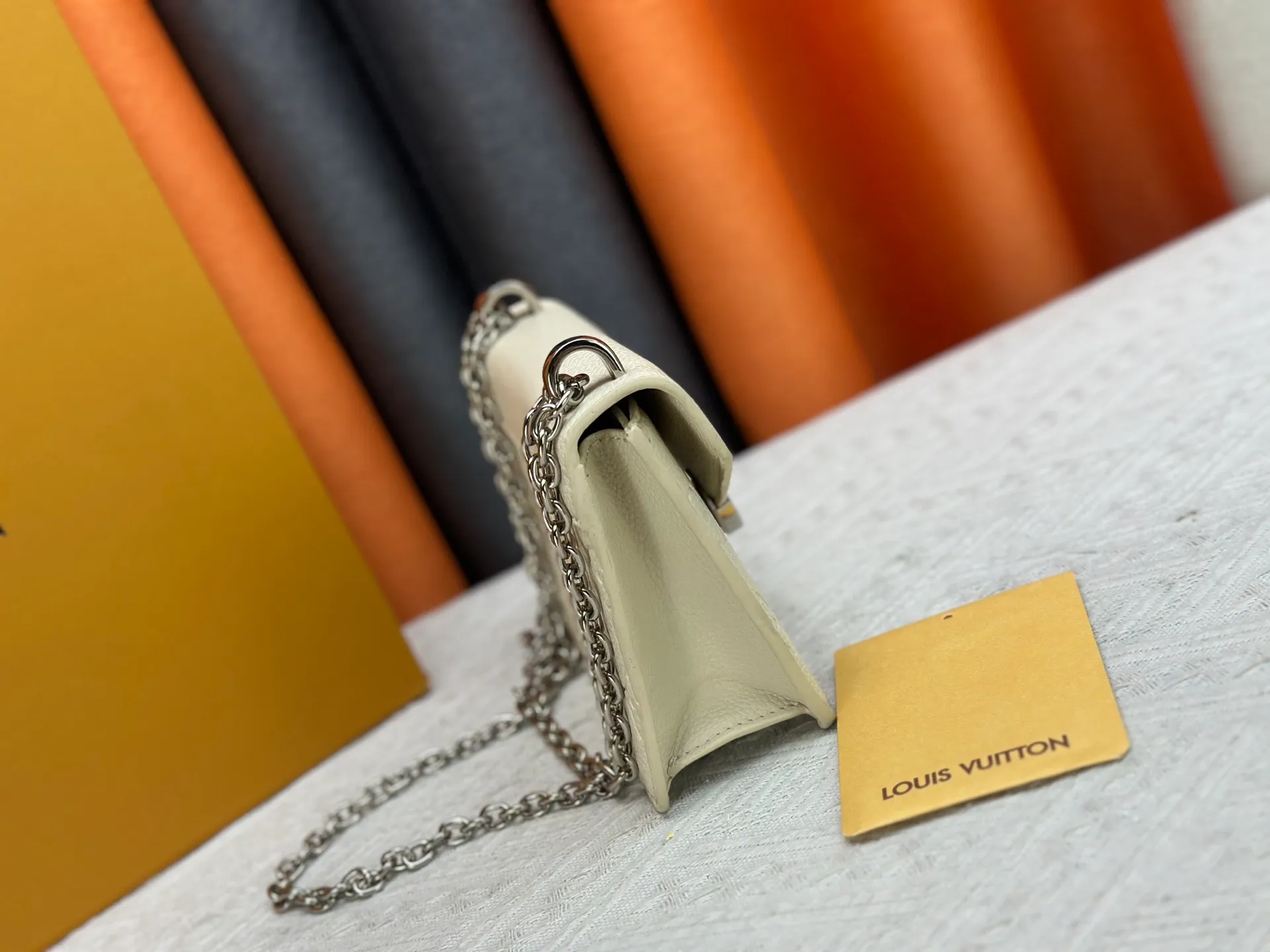 P220 M13569 black M13570 gray M25814 burgundy (chain/embossed) [Portefeuille chaîne Rosy] This Rosy chain wallet is both fashionable and practical, adding a modern spirit to the Monogram Empreinte series. It has an elegant LV circle and a V-shaped flap, two hallmarks of the house. The magnetic closure reveals a surprise Monogram flower, as well as three card slots and a flat interior pocket. The sliding chain allows you to wear it crosswise or over the shoulder.  Dimensions: 19.5 x 13.5 x 6.5 cm