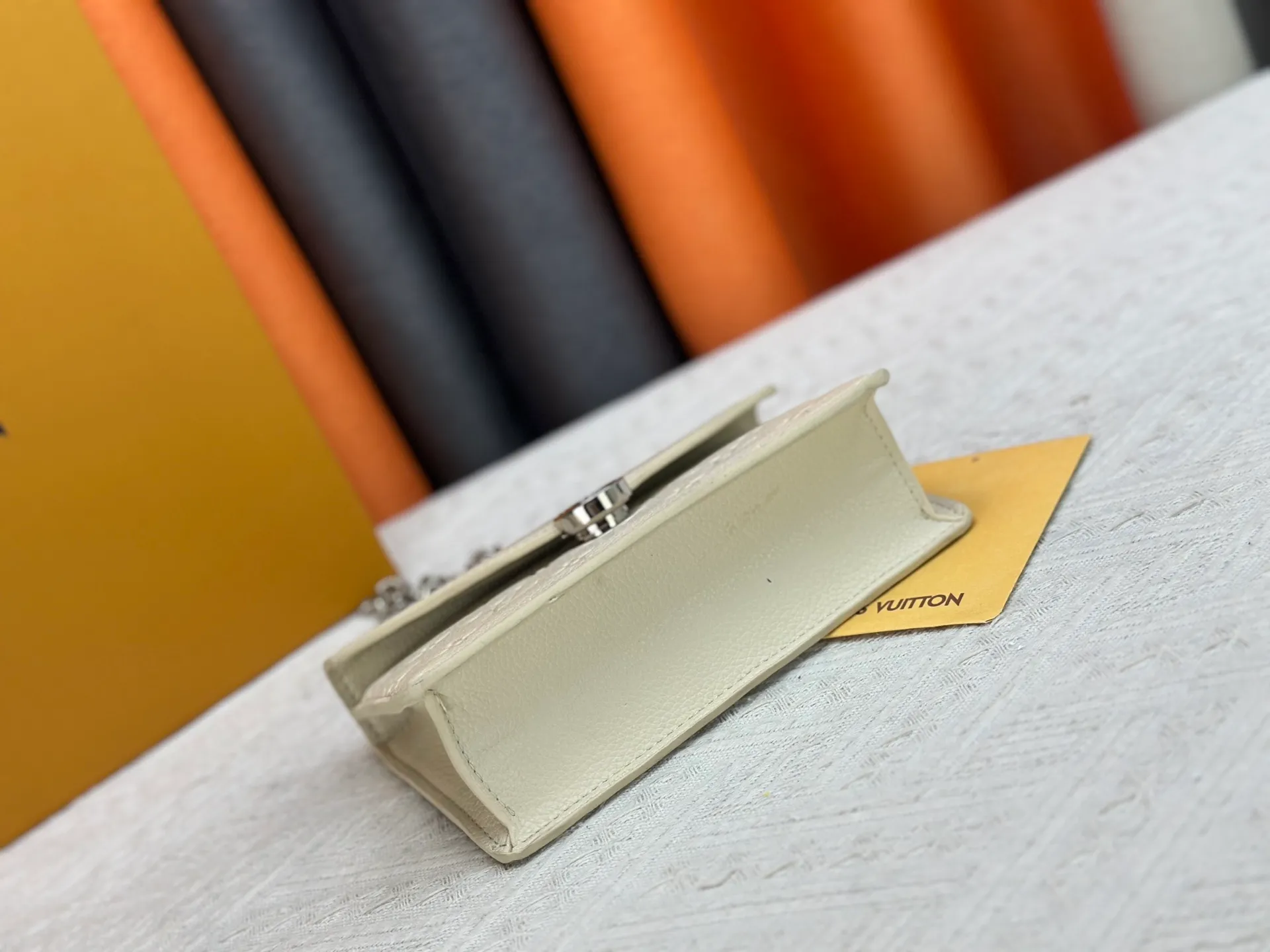 P220 M13569 black M13570 gray M25814 burgundy (chain/embossed) [Portefeuille chaîne Rosy] This Rosy chain wallet is both fashionable and practical, adding a modern spirit to the Monogram Empreinte series. It has an elegant LV circle and a V-shaped flap, two hallmarks of the house. The magnetic closure reveals a surprise Monogram flower, as well as three card slots and a flat interior pocket. The sliding chain allows you to wear it crosswise or over the shoulder.  Dimensions: 19.5 x 13.5 x 6.5 cm