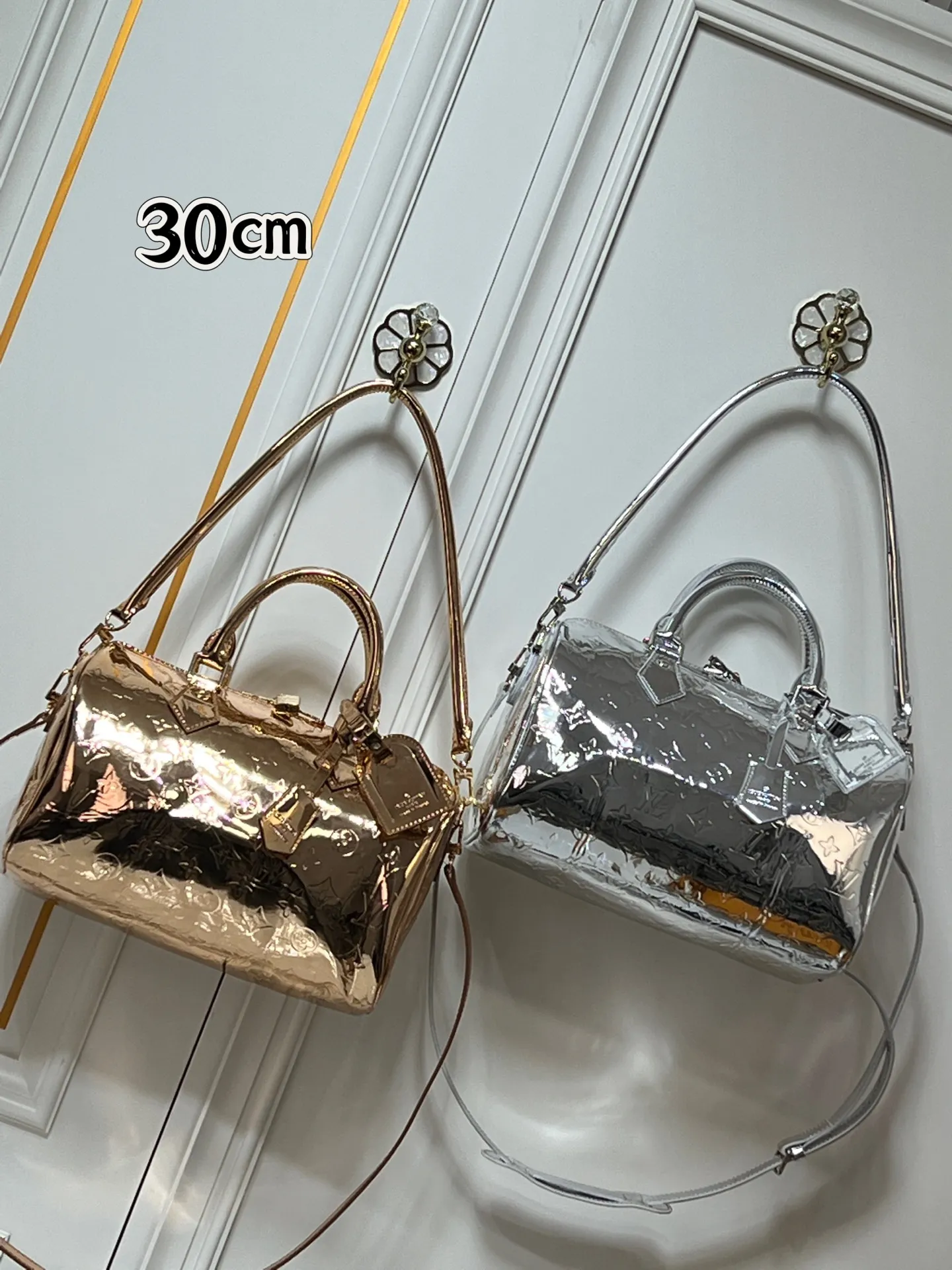 Batch 300💰M40391 M13344 Rose Gold Silver This Speedy Soft 30 is from the LV Travels With Grace Coddlington series. It is made of rich-toned cow leather with gold hardware and interesting embossed shapes. Removable name tag features Grace Coddington's handwriting. Size: 30X21X17 cm
