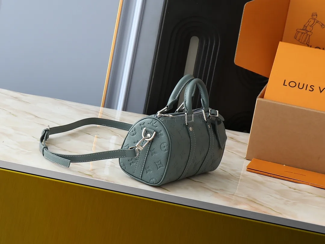 💰240💰Upgraded original M00148 color gradient check M13866 foggy lake color men's bag pillow bag speedy HR series This Keepall 25 handbag is made of Monogram Eclipse Reverse canvas, showing an elegant reinterpretation of Louis Vuitton's classic pattern. Reinforced straps and leather name tags are signature elements of the Keepall collection, while a zipper closure keeps personal items safe and secure. Dimensions 25.0 x 15.0 x 11.0cm (length x height x width