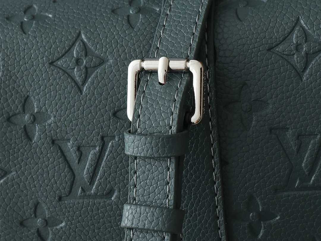 💰240💰Upgraded original M00148 color gradient check M13866 foggy lake color men's bag pillow bag speedy HR series This Keepall 25 handbag is made of Monogram Eclipse Reverse canvas, showing an elegant reinterpretation of Louis Vuitton's classic pattern. Reinforced straps and leather name tags are signature elements of the Keepall collection, while a zipper closure keeps personal items safe and secure. Dimensions 25.0 x 15.0 x 11.0cm (length x height x width