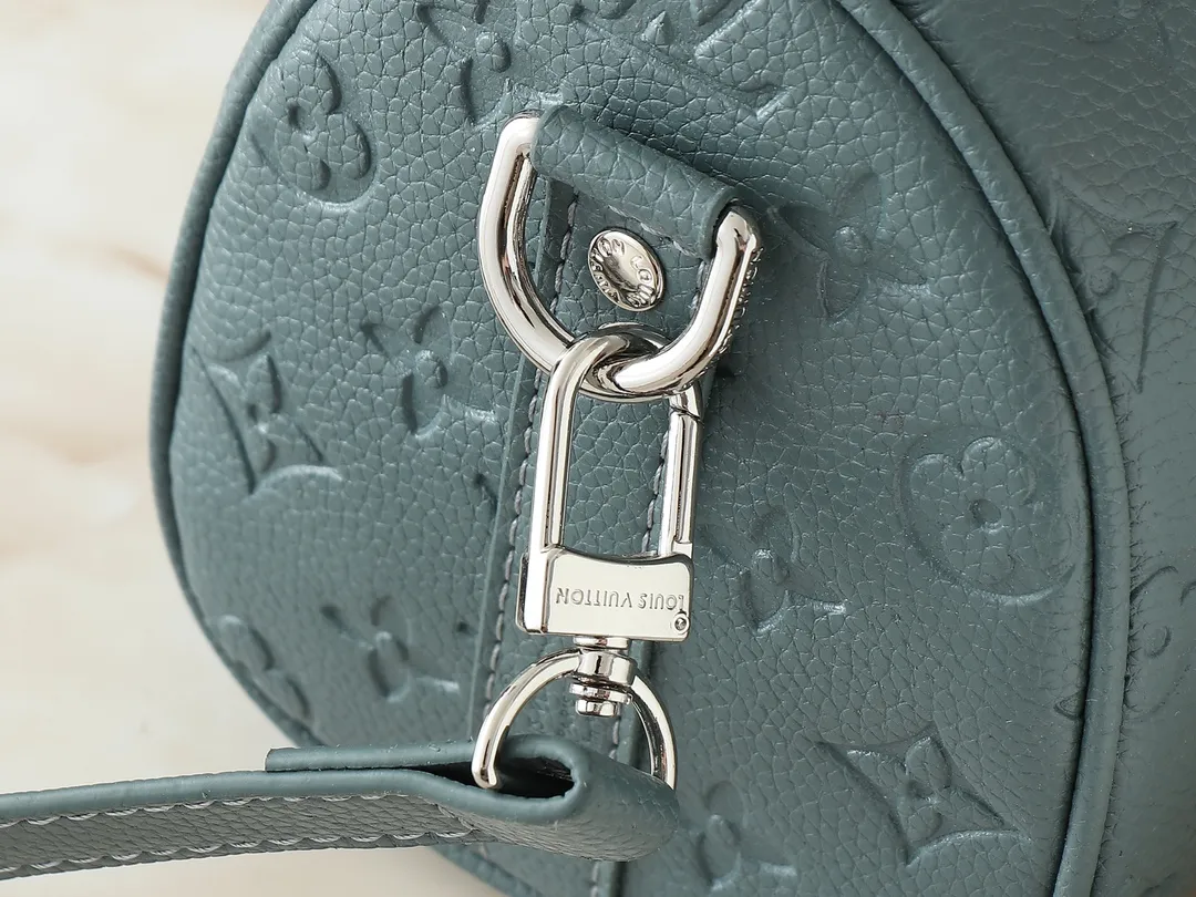 💰240💰Upgraded original M00148 color gradient check M13866 foggy lake color men's bag pillow bag speedy HR series This Keepall 25 handbag is made of Monogram Eclipse Reverse canvas, showing an elegant reinterpretation of Louis Vuitton's classic pattern. Reinforced straps and leather name tags are signature elements of the Keepall collection, while a zipper closure keeps personal items safe and secure. Dimensions 25.0 x 15.0 x 11.0cm (length x height x width