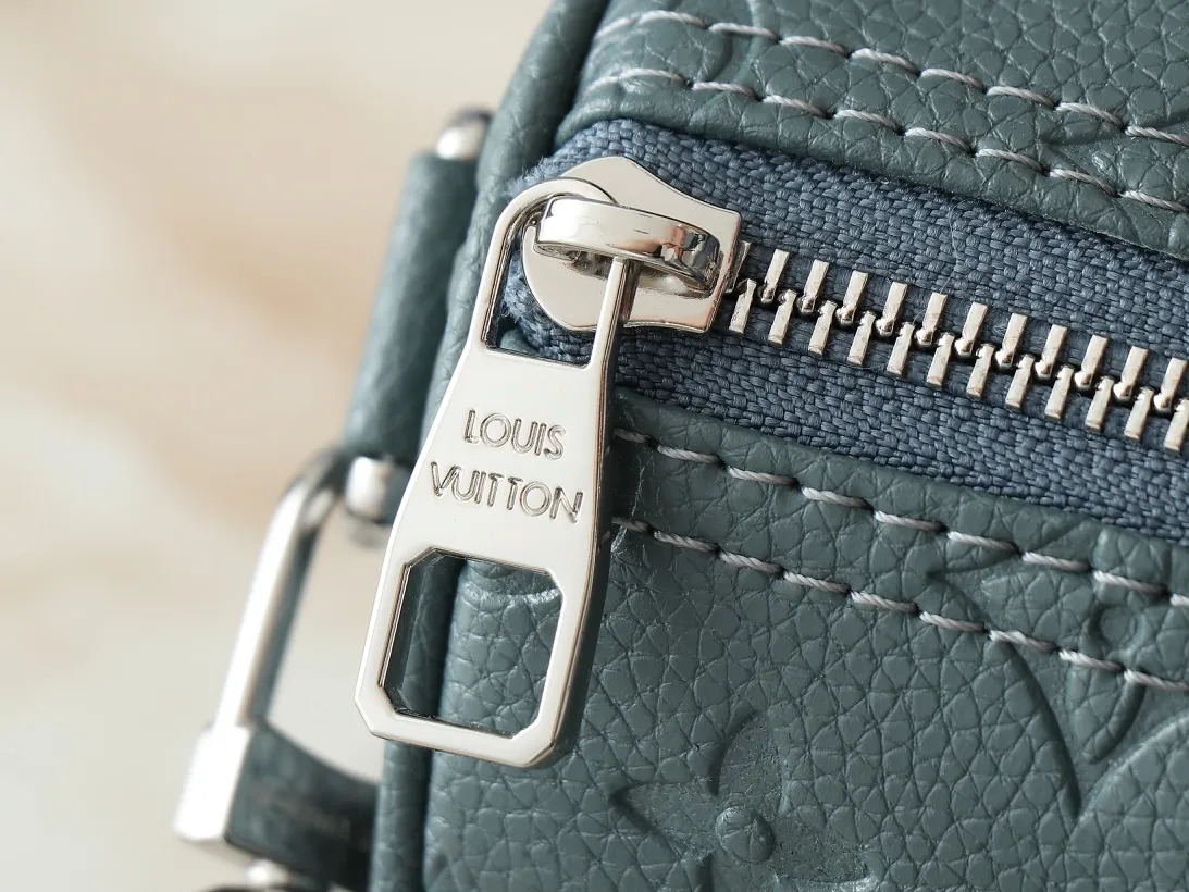 💰240💰Upgraded original M00148 color gradient check M13866 foggy lake color men's bag pillow bag speedy HR series This Keepall 25 handbag is made of Monogram Eclipse Reverse canvas, showing an elegant reinterpretation of Louis Vuitton's classic pattern. Reinforced straps and leather name tags are signature elements of the Keepall collection, while a zipper closure keeps personal items safe and secure. Dimensions 25.0 x 15.0 x 11.0cm (length x height x width