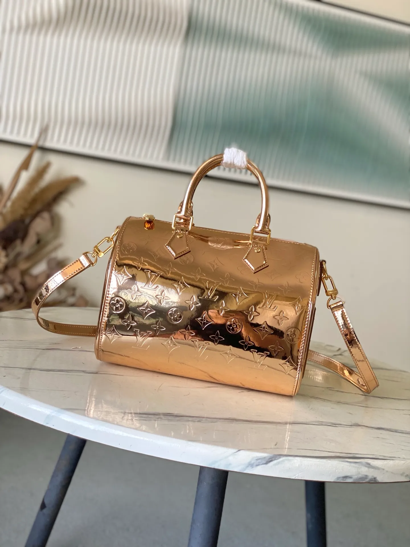 💰1160 (top layer leather) top original single M26497 rose gold This iconic Speedy Bandoulière 20 is reinterpreted in the LV Ski series, decorated with Monogram Miroir patterns and special edition copper tones to show your style both on and off the ski slopes. The bag is made of coated canvas for added durability and comes with tonal rose gold hardware. The detachable leather shoulder strap offers multiple carrying options for a luxurious look. Dimensions: 27 x 19 x 15 cm (length x height x width)