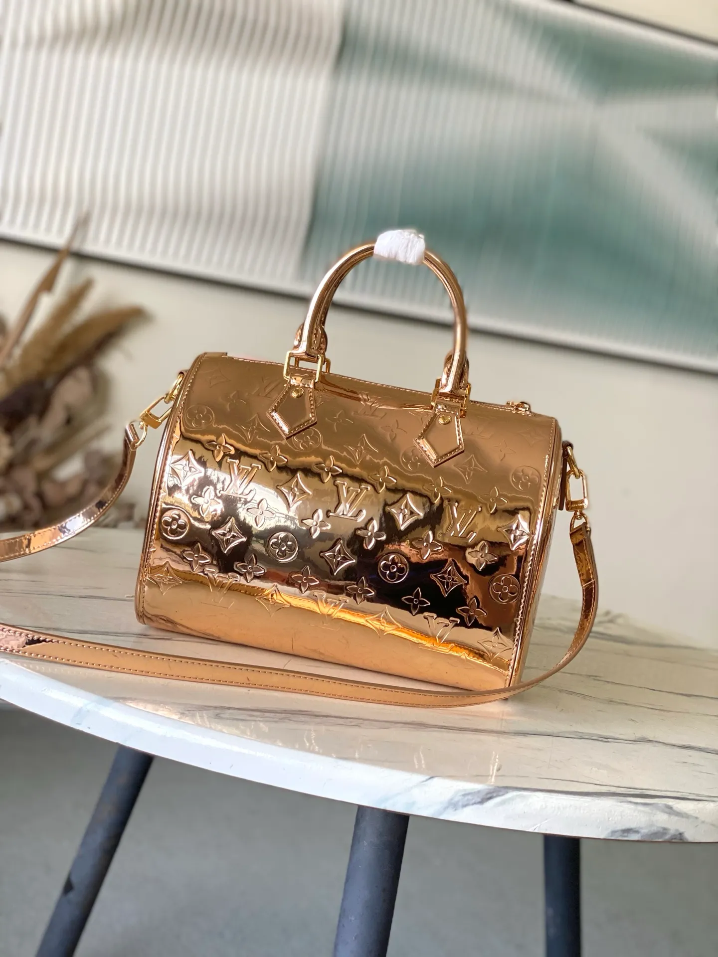 💰1160 (top layer leather) top original single M26497 rose gold This iconic Speedy Bandoulière 20 is reinterpreted in the LV Ski series, decorated with Monogram Miroir patterns and special edition copper tones to show your style both on and off the ski slopes. The bag is made of coated canvas for added durability and comes with tonal rose gold hardware. The detachable leather shoulder strap offers multiple carrying options for a luxurious look. Dimensions: 27 x 19 x 15 cm (length x height x width)