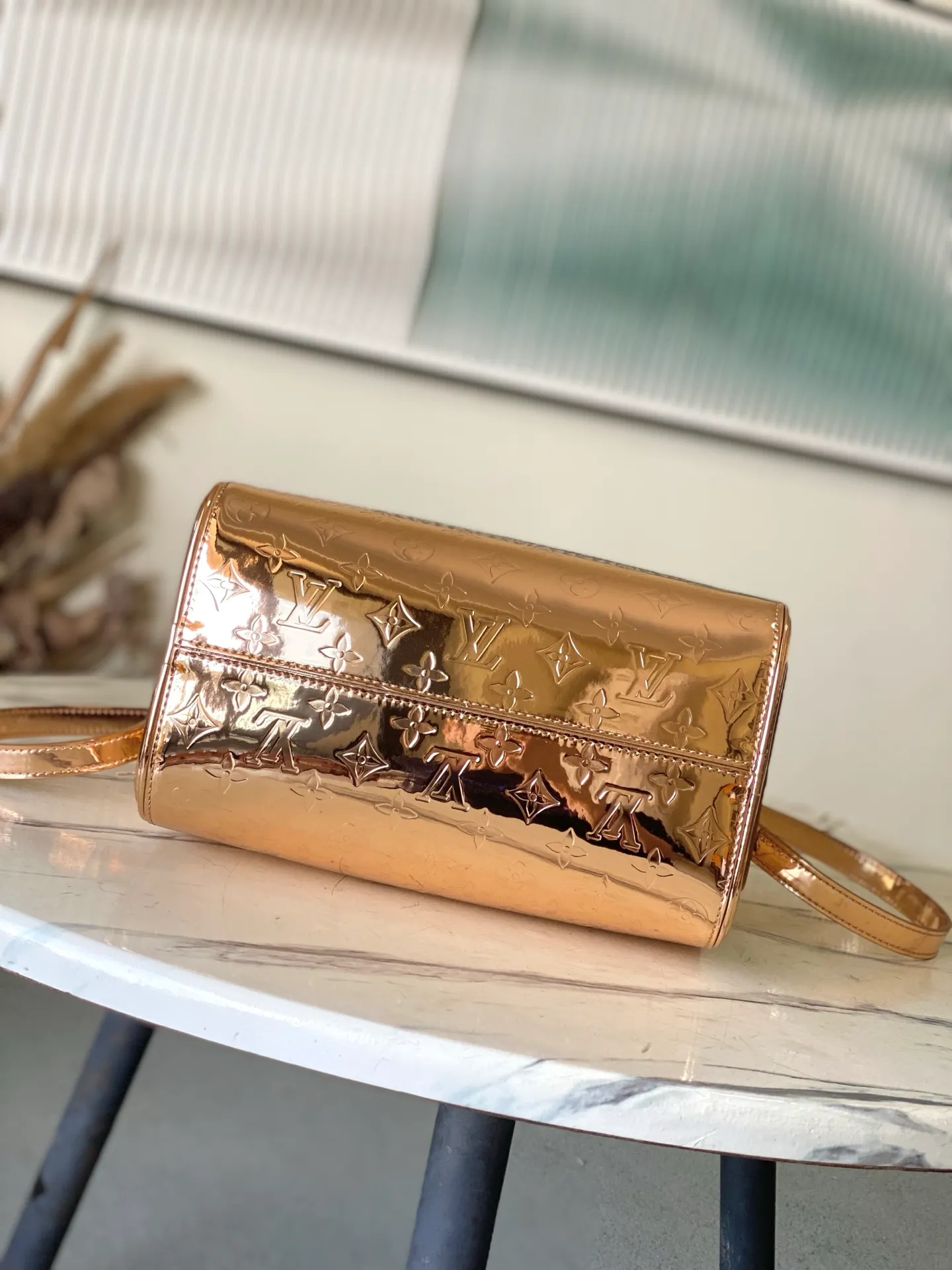 💰1160 (top layer leather) top original single M26497 rose gold This iconic Speedy Bandoulière 20 is reinterpreted in the LV Ski series, decorated with Monogram Miroir patterns and special edition copper tones to show your style both on and off the ski slopes. The bag is made of coated canvas for added durability and comes with tonal rose gold hardware. The detachable leather shoulder strap offers multiple carrying options for a luxurious look. Dimensions: 27 x 19 x 15 cm (length x height x width)