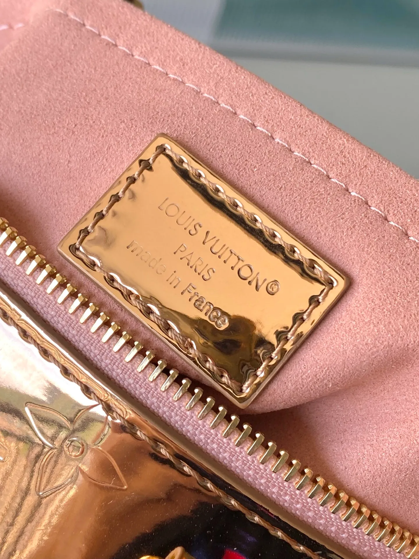 💰1160 (top layer leather) top original single M26497 rose gold This iconic Speedy Bandoulière 20 is reinterpreted in the LV Ski series, decorated with Monogram Miroir patterns and special edition copper tones to show your style both on and off the ski slopes. The bag is made of coated canvas for added durability and comes with tonal rose gold hardware. The detachable leather shoulder strap offers multiple carrying options for a luxurious look. Dimensions: 27 x 19 x 15 cm (length x height x width)
