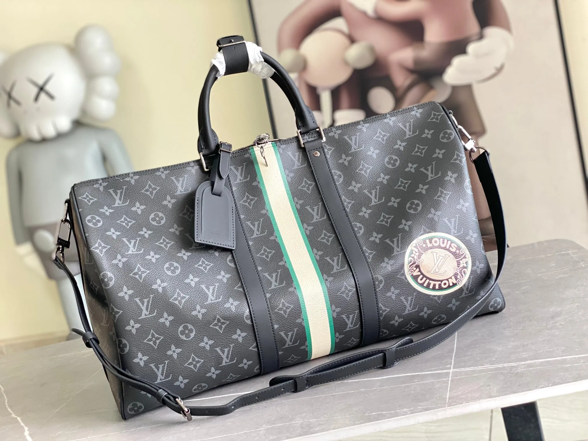 💰1260 Top Original Order 01950 Top Original Order This Keepall Bandoulière 50 travel bag is made of Monogram Macassar canvas, which simultaneously renders bright colors for the side straps, nameplate, fabric lining and top leather handle. The size of your carry-on luggage hides plenty of space. 50.0 x 29.0 x 23.0 cm (L x H x W) • Monogram Macassar coated canvas • Cow leather trim • Textile lining • Metal hardware • Carry-on dimensions • Double zipper closure • Padlock • Removable name tag • Internal zip pocket • Shoulder strap: removable, adjustable • Half-length strap: 36.0 cm • Half-length strap adjustable to: 50.0 cm • Handle: Double handle
