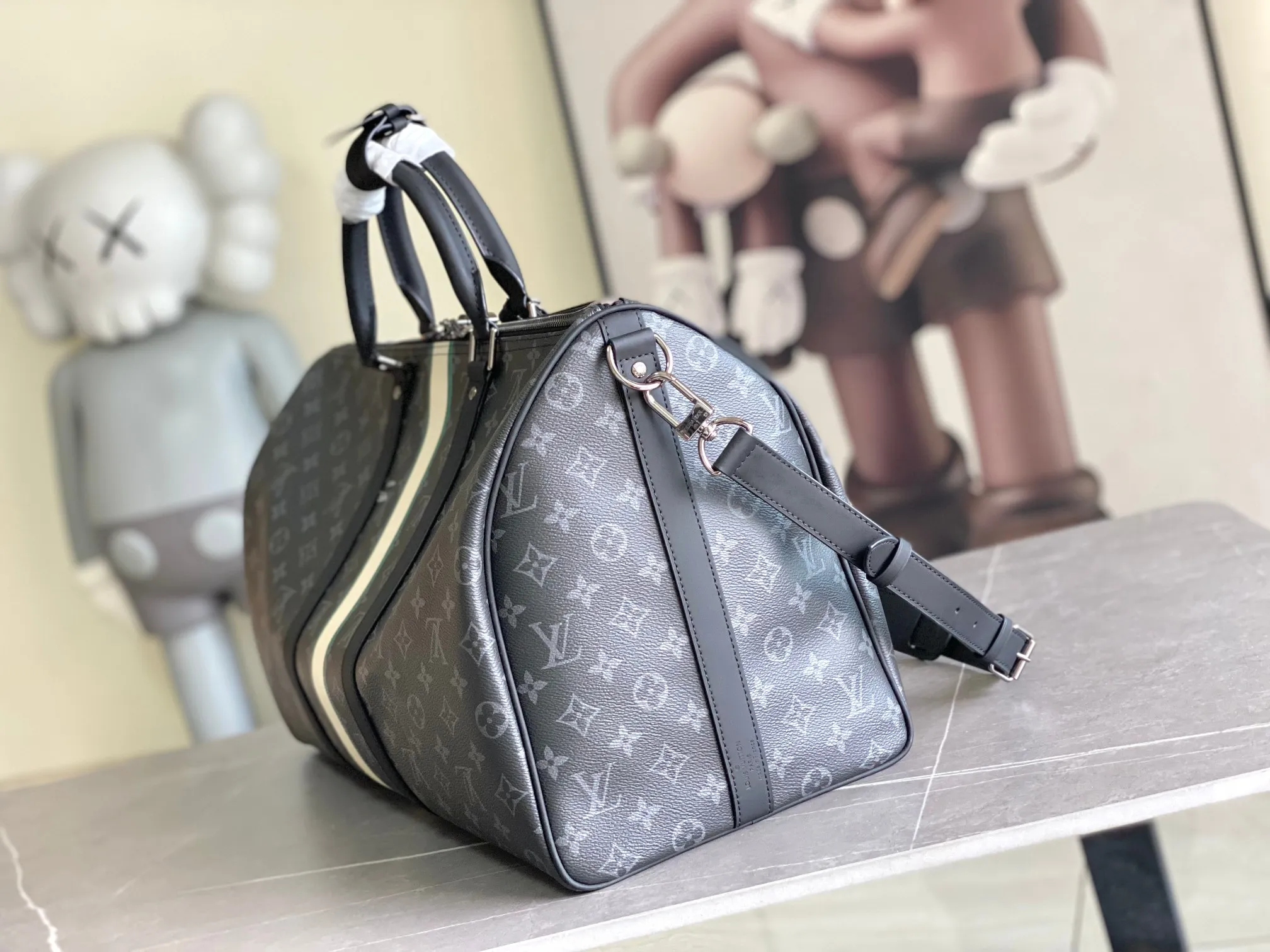 💰1260 Top Original Order 01950 Top Original Order This Keepall Bandoulière 50 travel bag is made of Monogram Macassar canvas, which simultaneously renders bright colors for the side straps, nameplate, fabric lining and top leather handle. The size of your carry-on luggage hides plenty of space. 50.0 x 29.0 x 23.0 cm (L x H x W) • Monogram Macassar coated canvas • Cow leather trim • Textile lining • Metal hardware • Carry-on dimensions • Double zipper closure • Padlock • Removable name tag • Internal zip pocket • Shoulder strap: removable, adjustable • Half-length strap: 36.0 cm • Half-length strap adjustable to: 50.0 cm • Handle: Double handle