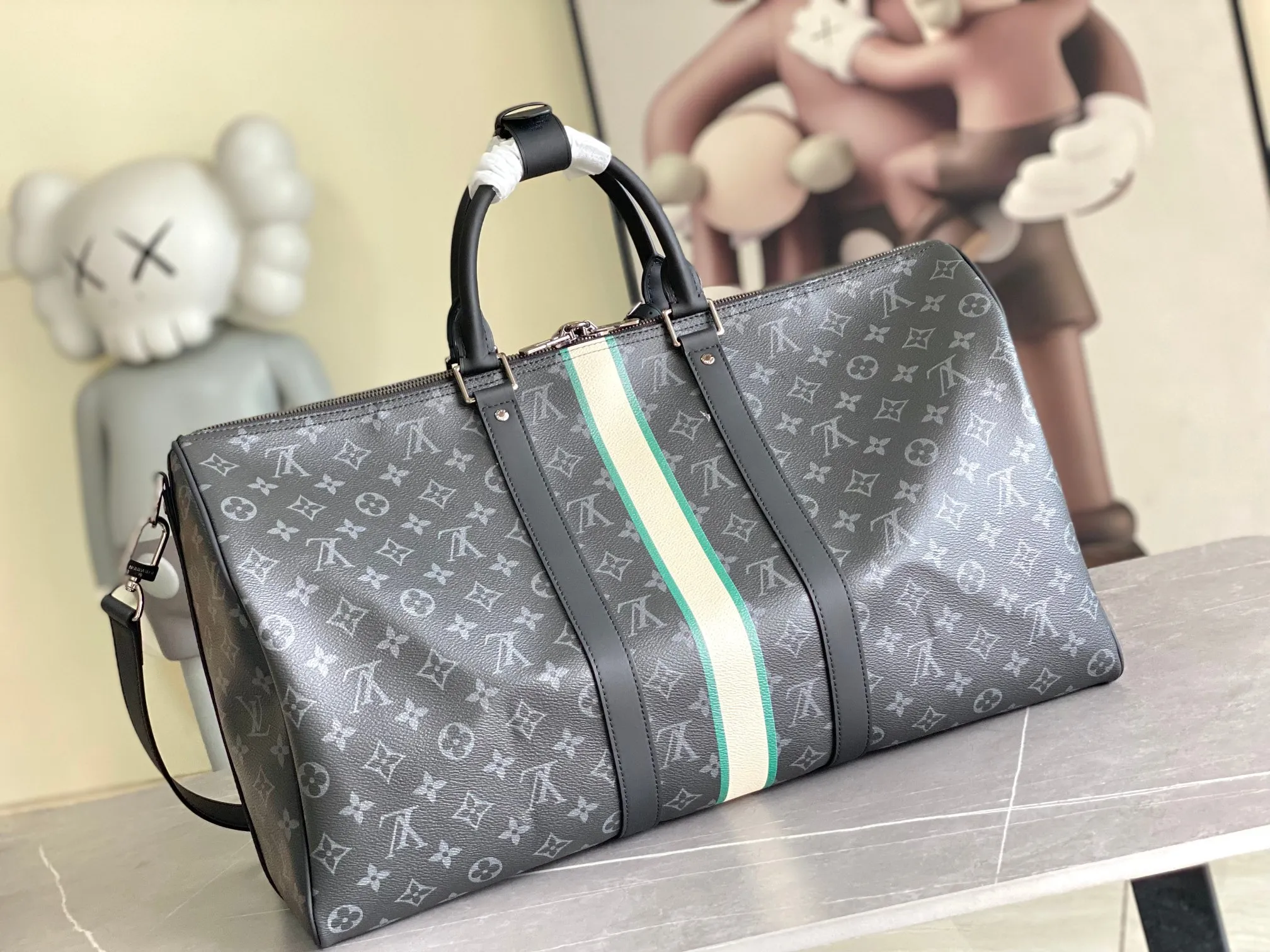 💰1260 Top Original Order 01950 Top Original Order This Keepall Bandoulière 50 travel bag is made of Monogram Macassar canvas, which simultaneously renders bright colors for the side straps, nameplate, fabric lining and top leather handle. The size of your carry-on luggage hides plenty of space. 50.0 x 29.0 x 23.0 cm (L x H x W) • Monogram Macassar coated canvas • Cow leather trim • Textile lining • Metal hardware • Carry-on dimensions • Double zipper closure • Padlock • Removable name tag • Internal zip pocket • Shoulder strap: removable, adjustable • Half-length strap: 36.0 cm • Half-length strap adjustable to: 50.0 cm • Handle: Double handle