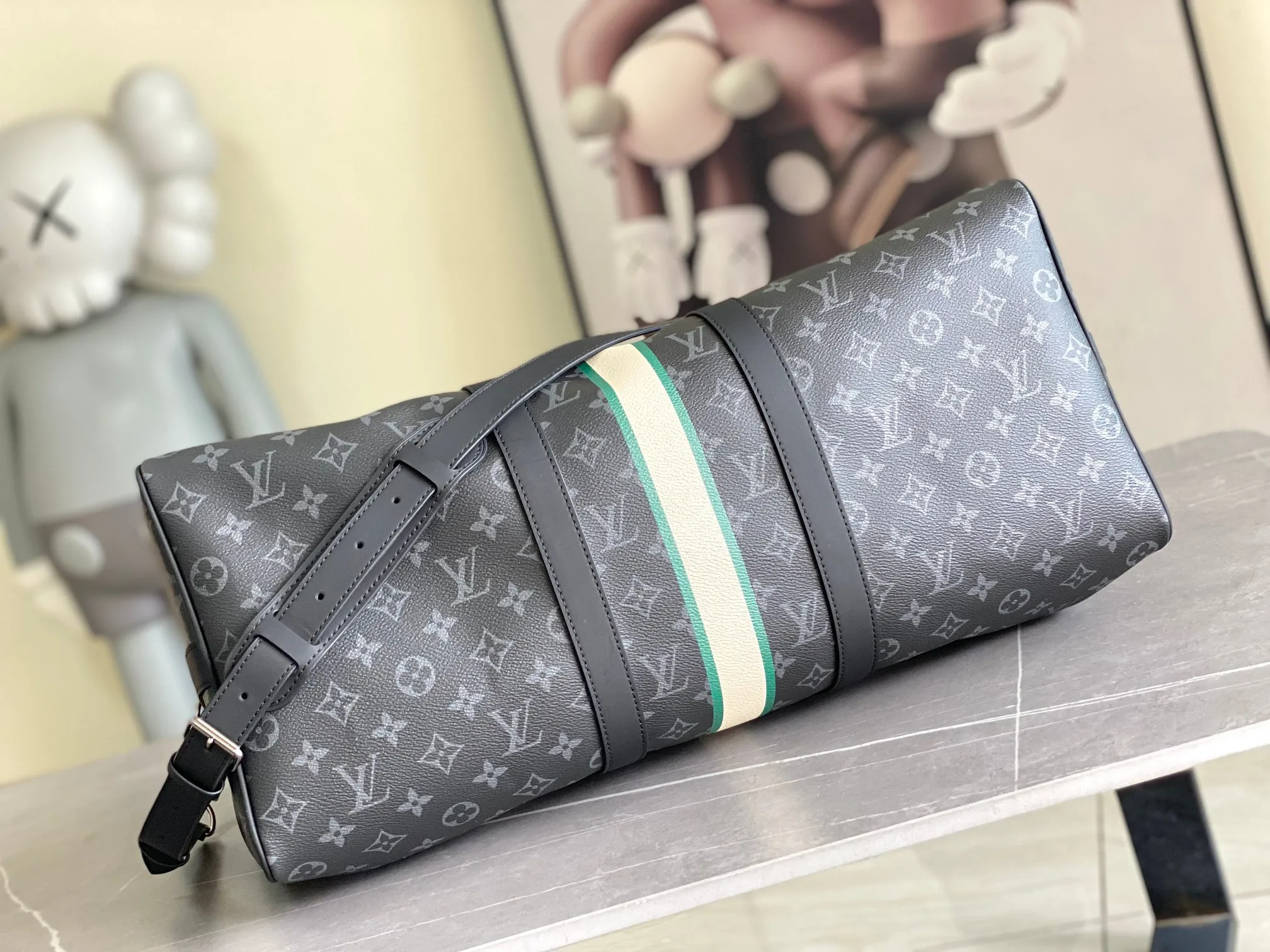 💰1260 Top Original Order 01950 Top Original Order This Keepall Bandoulière 50 travel bag is made of Monogram Macassar canvas, which simultaneously renders bright colors for the side straps, nameplate, fabric lining and top leather handle. The size of your carry-on luggage hides plenty of space. 50.0 x 29.0 x 23.0 cm (L x H x W) • Monogram Macassar coated canvas • Cow leather trim • Textile lining • Metal hardware • Carry-on dimensions • Double zipper closure • Padlock • Removable name tag • Internal zip pocket • Shoulder strap: removable, adjustable • Half-length strap: 36.0 cm • Half-length strap adjustable to: 50.0 cm • Handle: Double handle