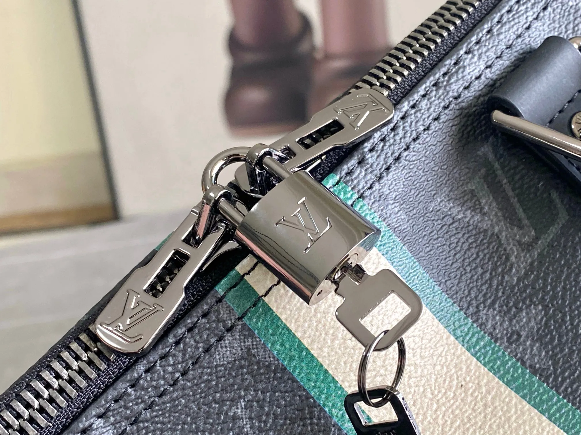 💰1260 Top Original Order 01950 Top Original Order This Keepall Bandoulière 50 travel bag is made of Monogram Macassar canvas, which simultaneously renders bright colors for the side straps, nameplate, fabric lining and top leather handle. The size of your carry-on luggage hides plenty of space. 50.0 x 29.0 x 23.0 cm (L x H x W) • Monogram Macassar coated canvas • Cow leather trim • Textile lining • Metal hardware • Carry-on dimensions • Double zipper closure • Padlock • Removable name tag • Internal zip pocket • Shoulder strap: removable, adjustable • Half-length strap: 36.0 cm • Half-length strap adjustable to: 50.0 cm • Handle: Double handle
