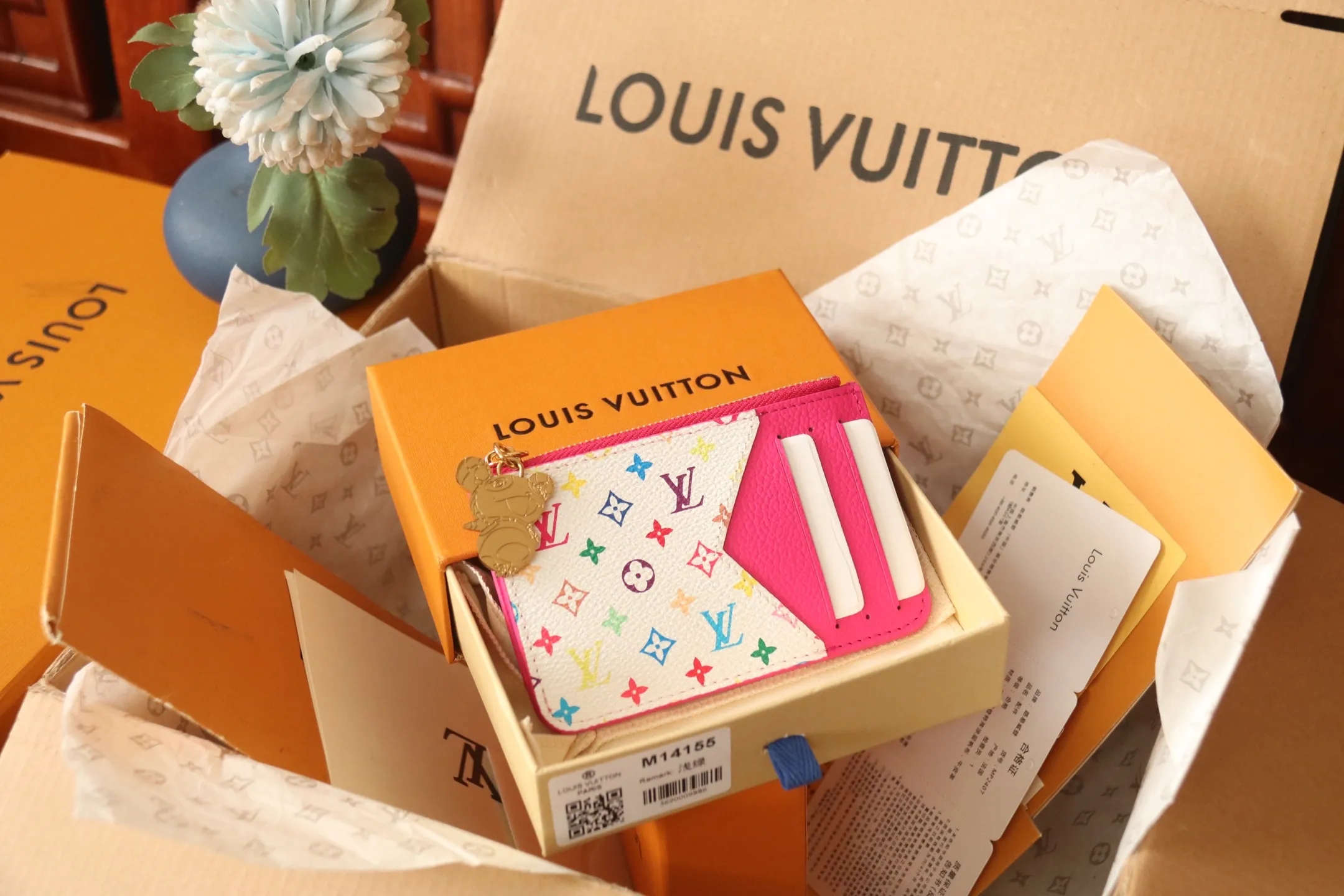 【LV x TM Romy Card Holder】 💎P400 m14155 Rose m14171 Blue m13800 Green "LV × TM Porto Kurt Romy" appears in the "Louis Vuitton × Takashi Murakami" series that unfolds in a variety of categories. It features functional and playful expressions with fresh tones inspired by the rainbow colors unique to Japanese artists. The whole piece is finished with Monogram Amplant leather that adds a casual personality, and the bright Monogram multi-color canvas in the flat pocket stands out. The coin pocket opens and closes with a gold zipper and features a panda pull to symbolize the season.  Dimensions: 12 x 8 x 0.8 cm