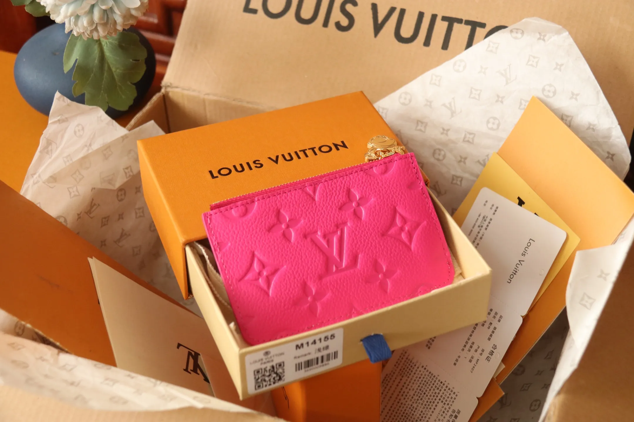 【LV x TM Romy Card Holder】 💎P400 m14155 Rose m14171 Blue m13800 Green "LV × TM Porto Kurt Romy" appears in the "Louis Vuitton × Takashi Murakami" series that unfolds in a variety of categories. It features functional and playful expressions with fresh tones inspired by the rainbow colors unique to Japanese artists. The whole piece is finished with Monogram Amplant leather that adds a casual personality, and the bright Monogram multi-color canvas in the flat pocket stands out. The coin pocket opens and closes with a gold zipper and features a panda pull to symbolize the season.  Dimensions: 12 x 8 x 0.8 cm