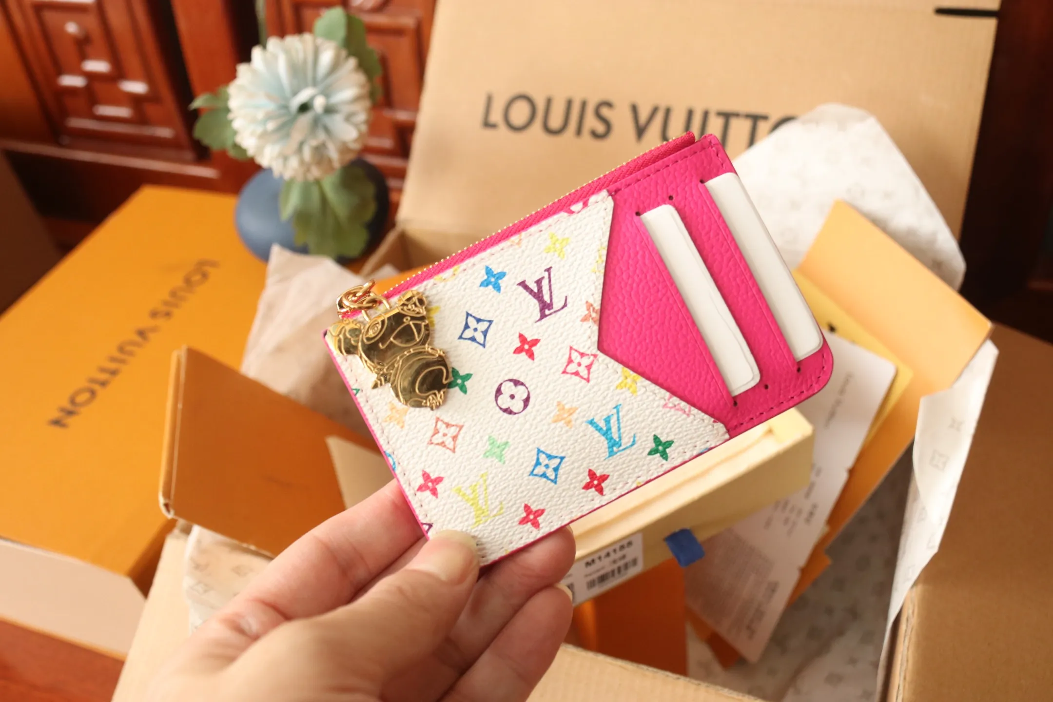 【LV x TM Romy Card Holder】 💎P400 m14155 Rose m14171 Blue m13800 Green "LV × TM Porto Kurt Romy" appears in the "Louis Vuitton × Takashi Murakami" series that unfolds in a variety of categories. It features functional and playful expressions with fresh tones inspired by the rainbow colors unique to Japanese artists. The whole piece is finished with Monogram Amplant leather that adds a casual personality, and the bright Monogram multi-color canvas in the flat pocket stands out. The coin pocket opens and closes with a gold zipper and features a panda pull to symbolize the season.  Dimensions: 12 x 8 x 0.8 cm