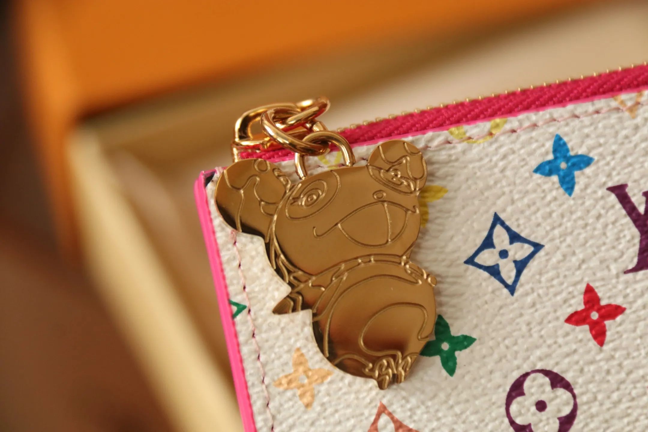 【LV x TM Romy Card Holder】 💎P400 m14155 Rose m14171 Blue m13800 Green "LV × TM Porto Kurt Romy" appears in the "Louis Vuitton × Takashi Murakami" series that unfolds in a variety of categories. It features functional and playful expressions with fresh tones inspired by the rainbow colors unique to Japanese artists. The whole piece is finished with Monogram Amplant leather that adds a casual personality, and the bright Monogram multi-color canvas in the flat pocket stands out. The coin pocket opens and closes with a gold zipper and features a panda pull to symbolize the season.  Dimensions: 12 x 8 x 0.8 cm