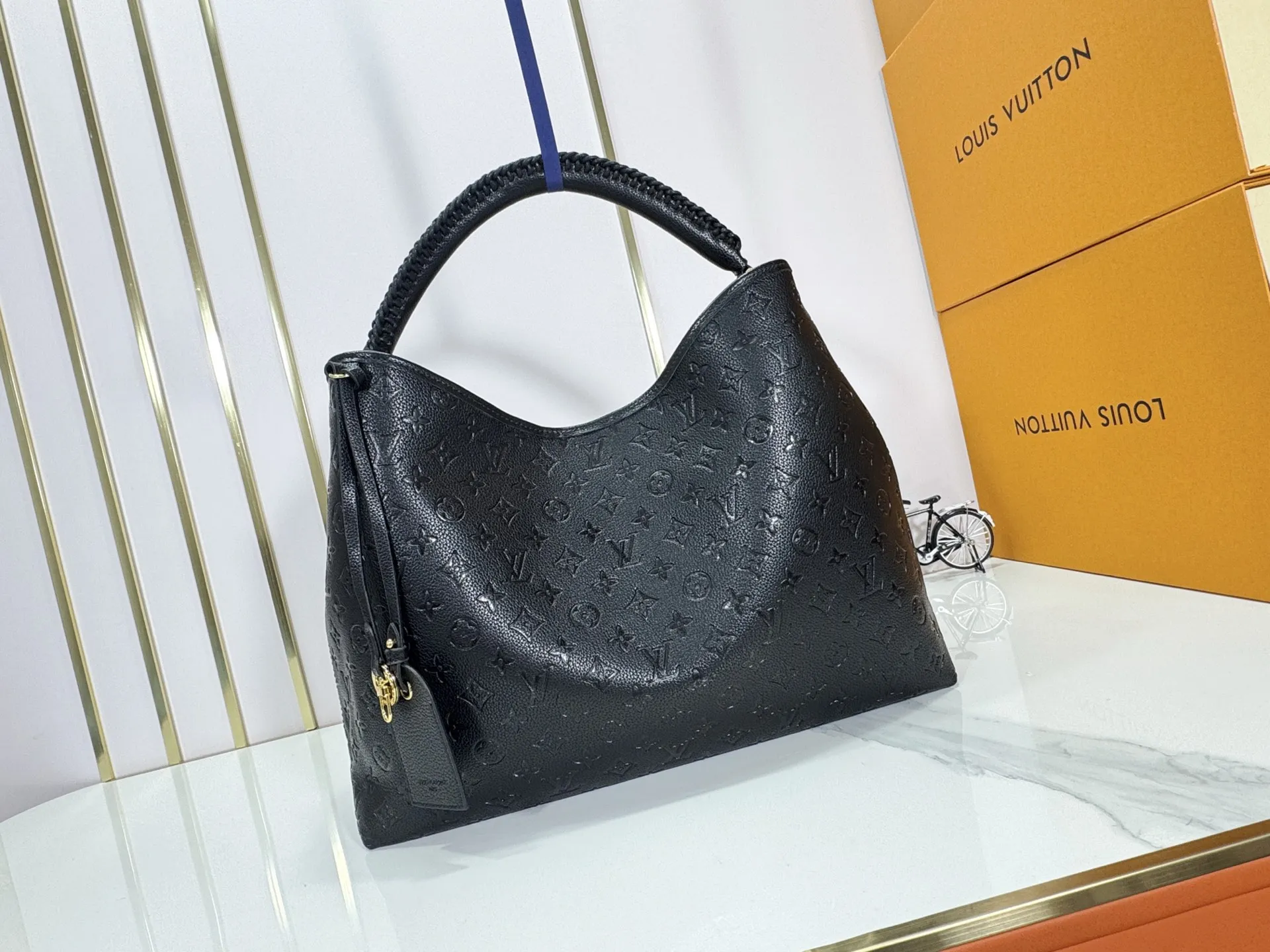 P280 upgrades the original M25877 Again handbag, a new interpretation of the iconic Artsy design first launched in 2010, now more flexible, more iconic and more refined. Rooted in LV’s DNA, this bag pays homage to Louis Vuitton’s craftsmanship with its classic Monogram canvas base, hand-woven handles and customizable name tag. It's spacious enough to hold a laptop and opens to reveal multiple pockets. Gold hooks can be used to hang playful accessories! ! Size:50x30x15.5CM
