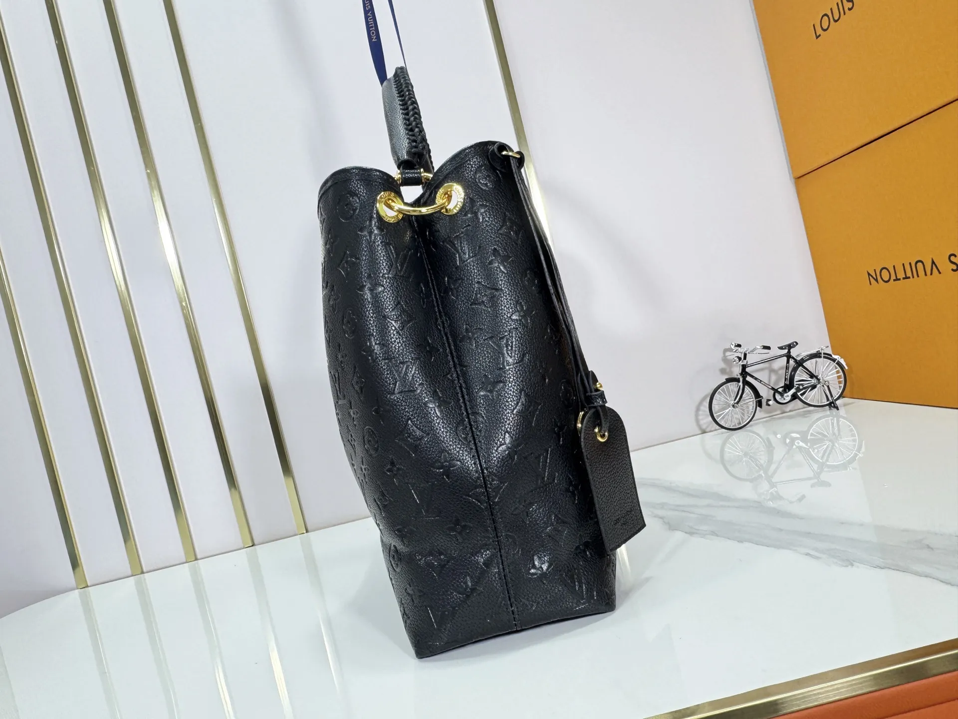 P280 upgrades the original M25877 Again handbag, a new interpretation of the iconic Artsy design first launched in 2010, now more flexible, more iconic and more refined. Rooted in LV’s DNA, this bag pays homage to Louis Vuitton’s craftsmanship with its classic Monogram canvas base, hand-woven handles and customizable name tag. It's spacious enough to hold a laptop and opens to reveal multiple pockets. Gold hooks can be used to hang playful accessories! ! Size:50x30x15.5CM
