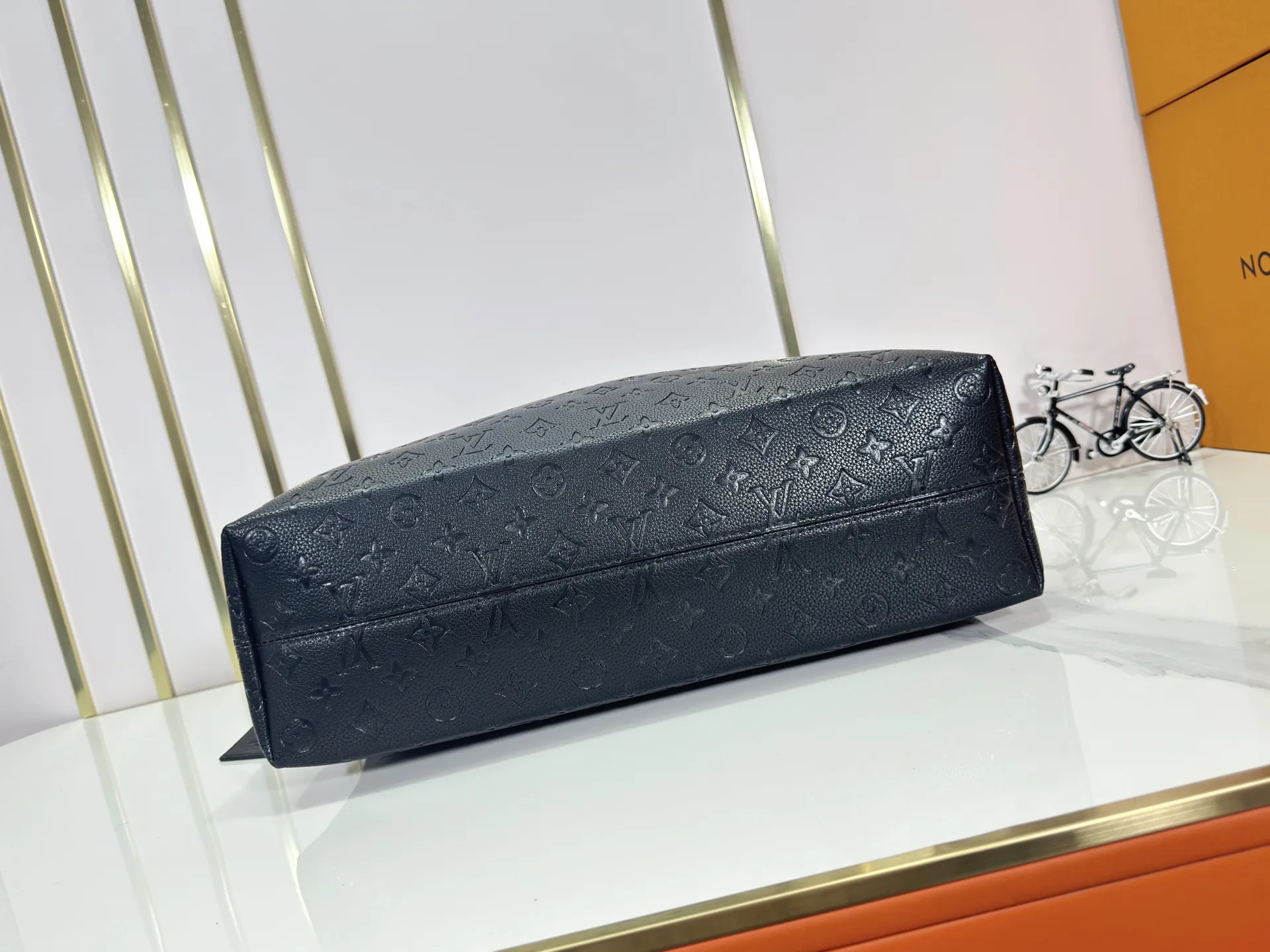 P280 upgrades the original M25877 Again handbag, a new interpretation of the iconic Artsy design first launched in 2010, now more flexible, more iconic and more refined. Rooted in LV’s DNA, this bag pays homage to Louis Vuitton’s craftsmanship with its classic Monogram canvas base, hand-woven handles and customizable name tag. It's spacious enough to hold a laptop and opens to reveal multiple pockets. Gold hooks can be used to hang playful accessories! ! Size:50x30x15.5CM