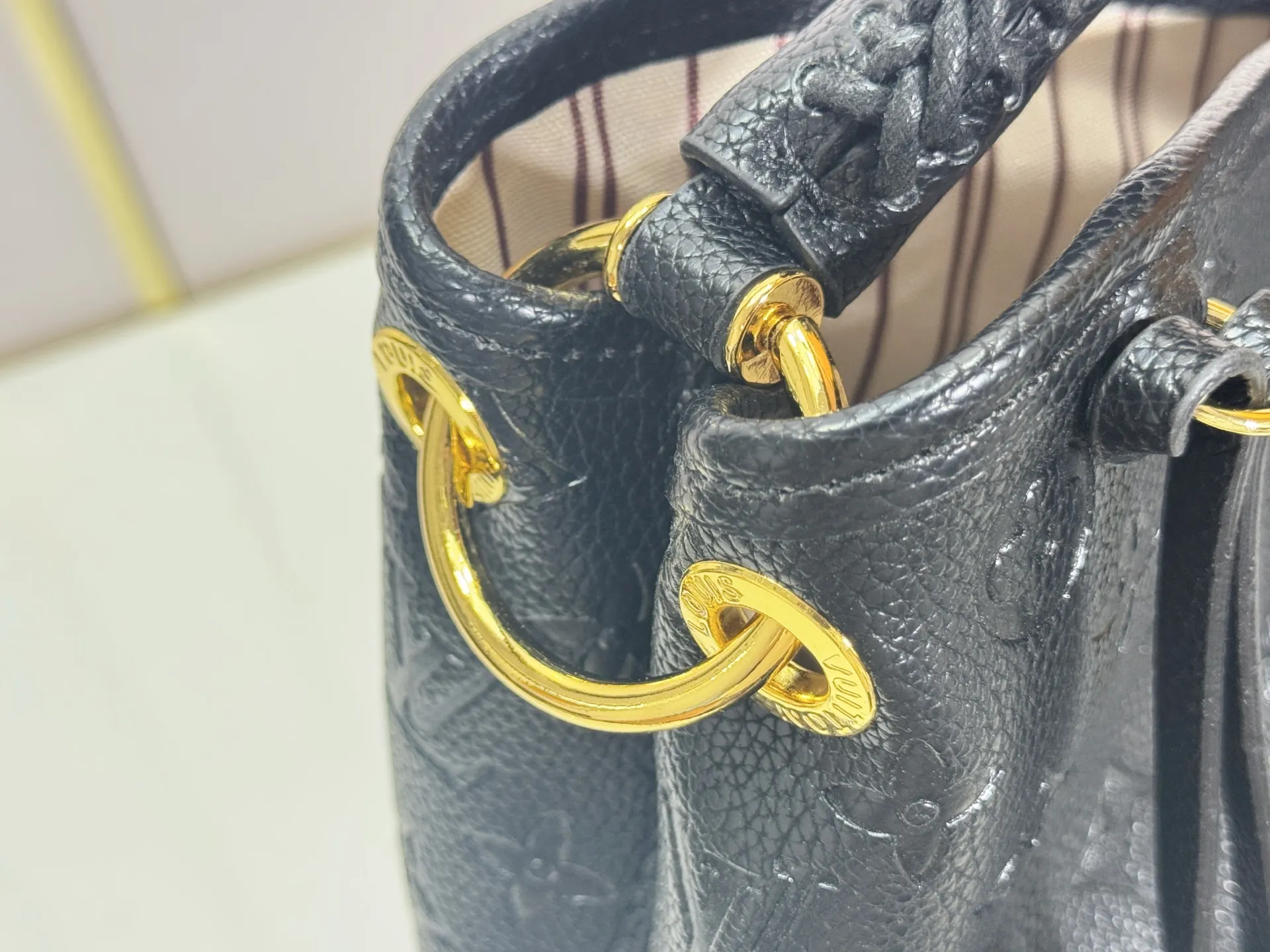 P280 upgrades the original M25877 Again handbag, a new interpretation of the iconic Artsy design first launched in 2010, now more flexible, more iconic and more refined. Rooted in LV’s DNA, this bag pays homage to Louis Vuitton’s craftsmanship with its classic Monogram canvas base, hand-woven handles and customizable name tag. It's spacious enough to hold a laptop and opens to reveal multiple pockets. Gold hooks can be used to hang playful accessories! ! Size:50x30x15.5CM