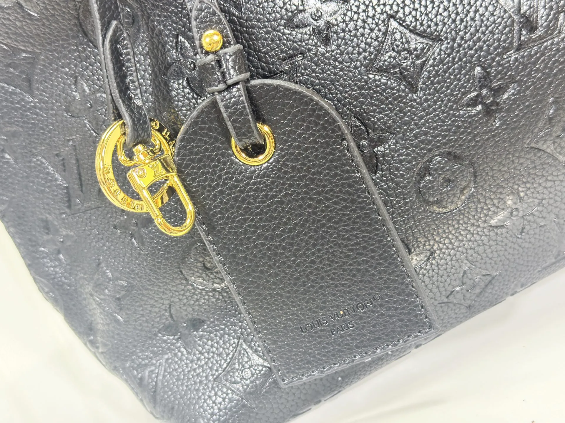 P280 upgrades the original M25877 Again handbag, a new interpretation of the iconic Artsy design first launched in 2010, now more flexible, more iconic and more refined. Rooted in LV’s DNA, this bag pays homage to Louis Vuitton’s craftsmanship with its classic Monogram canvas base, hand-woven handles and customizable name tag. It's spacious enough to hold a laptop and opens to reveal multiple pockets. Gold hooks can be used to hang playful accessories! ! Size:50x30x15.5CM