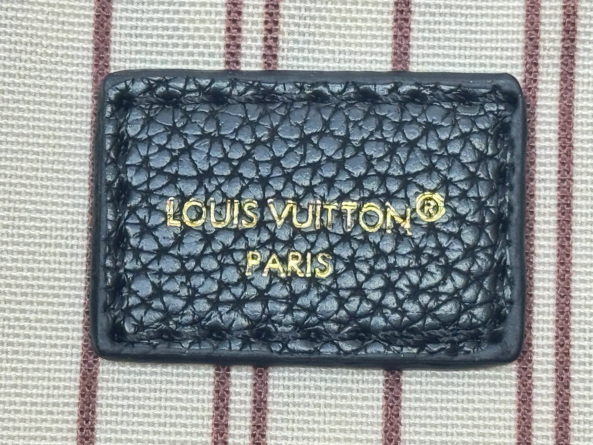 P280 upgrades the original M25877 Again handbag, a new interpretation of the iconic Artsy design first launched in 2010, now more flexible, more iconic and more refined. Rooted in LV’s DNA, this bag pays homage to Louis Vuitton’s craftsmanship with its classic Monogram canvas base, hand-woven handles and customizable name tag. It's spacious enough to hold a laptop and opens to reveal multiple pockets. Gold hooks can be used to hang playful accessories! ! Size:50x30x15.5CM