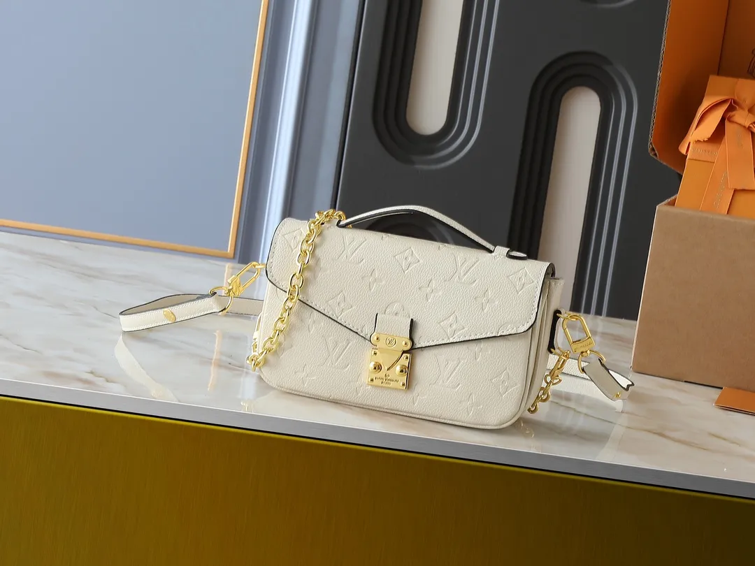 💰220💰Upgraded from the original M47045 M23940 M46595 M22942 M23081 M46596 M46279 This Pochette Métis East West handbag is made of Monogram Empreinte embossed leather, showing the fusion of brand style and modern elements. The traditional S-lock clasp and detachable short chain have a metallic sheen, and the sophisticated construction includes a neat interior and adjustable shoulder straps for easy urban mobility. Dimensions: 21.5 x 13.5 x 6.0 cm (length x height x width)
