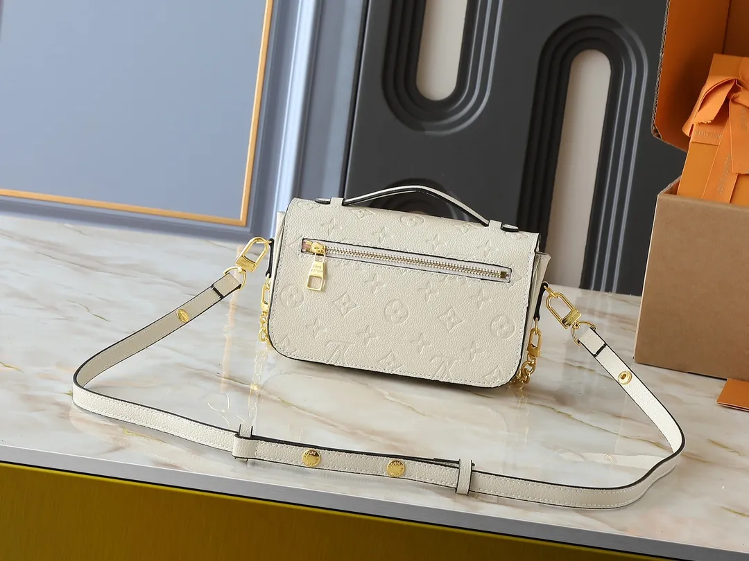 💰220💰Upgraded from the original M47045 M23940 M46595 M22942 M23081 M46596 M46279 This Pochette Métis East West handbag is made of Monogram Empreinte embossed leather, showing the fusion of brand style and modern elements. The traditional S-lock clasp and detachable short chain have a metallic sheen, and the sophisticated construction includes a neat interior and adjustable shoulder straps for easy urban mobility. Dimensions: 21.5 x 13.5 x 6.0 cm (length x height x width)