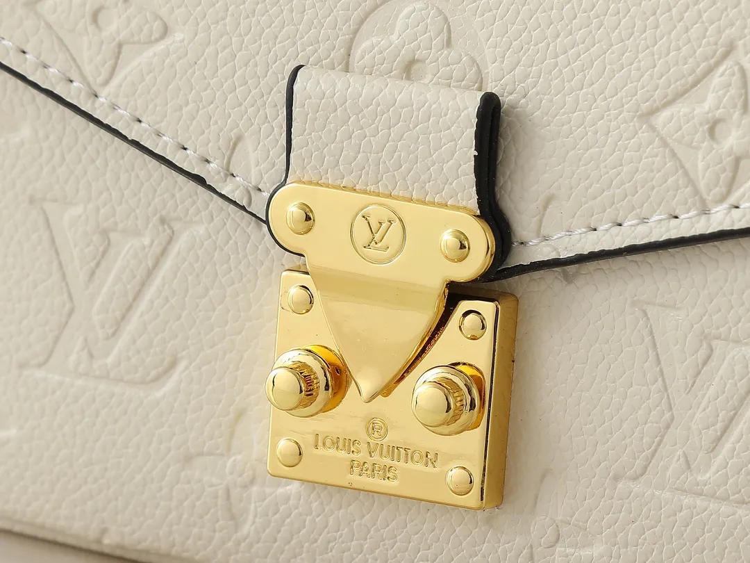 💰220💰Upgraded from the original M47045 M23940 M46595 M22942 M23081 M46596 M46279 This Pochette Métis East West handbag is made of Monogram Empreinte embossed leather, showing the fusion of brand style and modern elements. The traditional S-lock clasp and detachable short chain have a metallic sheen, and the sophisticated construction includes a neat interior and adjustable shoulder straps for easy urban mobility. Dimensions: 21.5 x 13.5 x 6.0 cm (length x height x width)