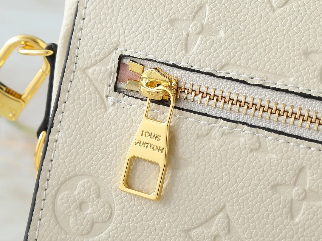 💰220💰Upgraded from the original M47045 M23940 M46595 M22942 M23081 M46596 M46279 This Pochette Métis East West handbag is made of Monogram Empreinte embossed leather, showing the fusion of brand style and modern elements. The traditional S-lock clasp and detachable short chain have a metallic sheen, and the sophisticated construction includes a neat interior and adjustable shoulder straps for easy urban mobility. Dimensions: 21.5 x 13.5 x 6.0 cm (length x height x width)
