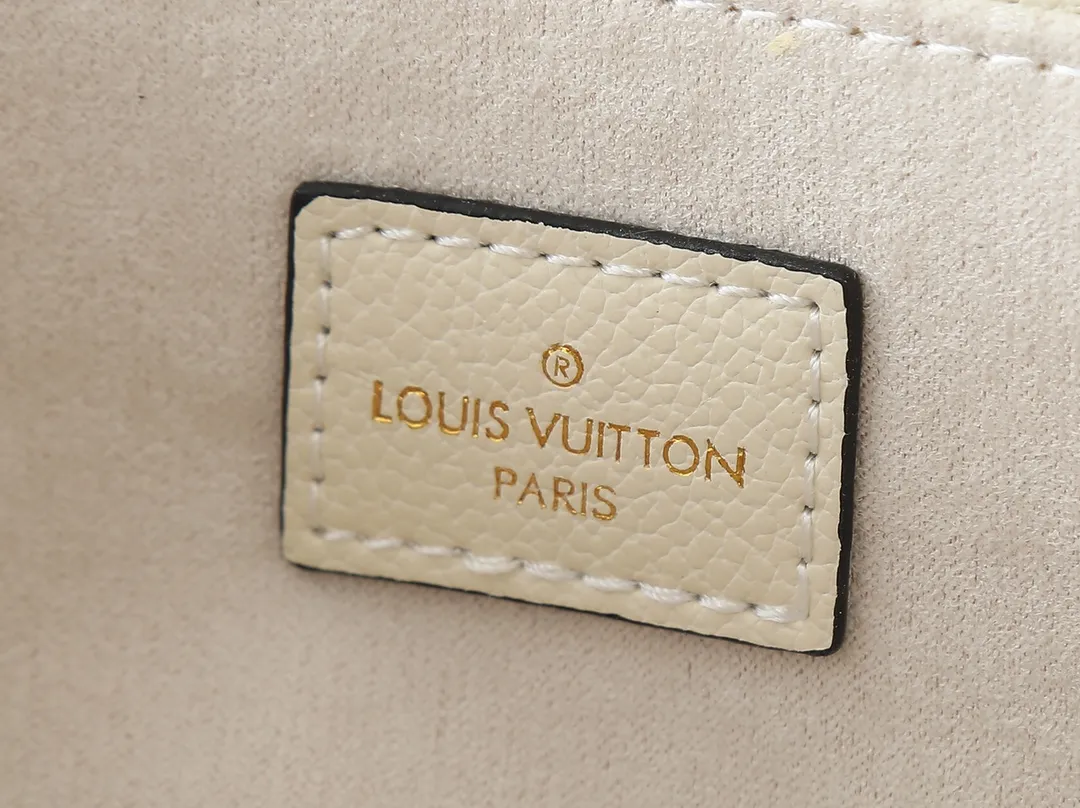 💰220💰Upgraded from the original M47045 M23940 M46595 M22942 M23081 M46596 M46279 This Pochette Métis East West handbag is made of Monogram Empreinte embossed leather, showing the fusion of brand style and modern elements. The traditional S-lock clasp and detachable short chain have a metallic sheen, and the sophisticated construction includes a neat interior and adjustable shoulder straps for easy urban mobility. Dimensions: 21.5 x 13.5 x 6.0 cm (length x height x width)