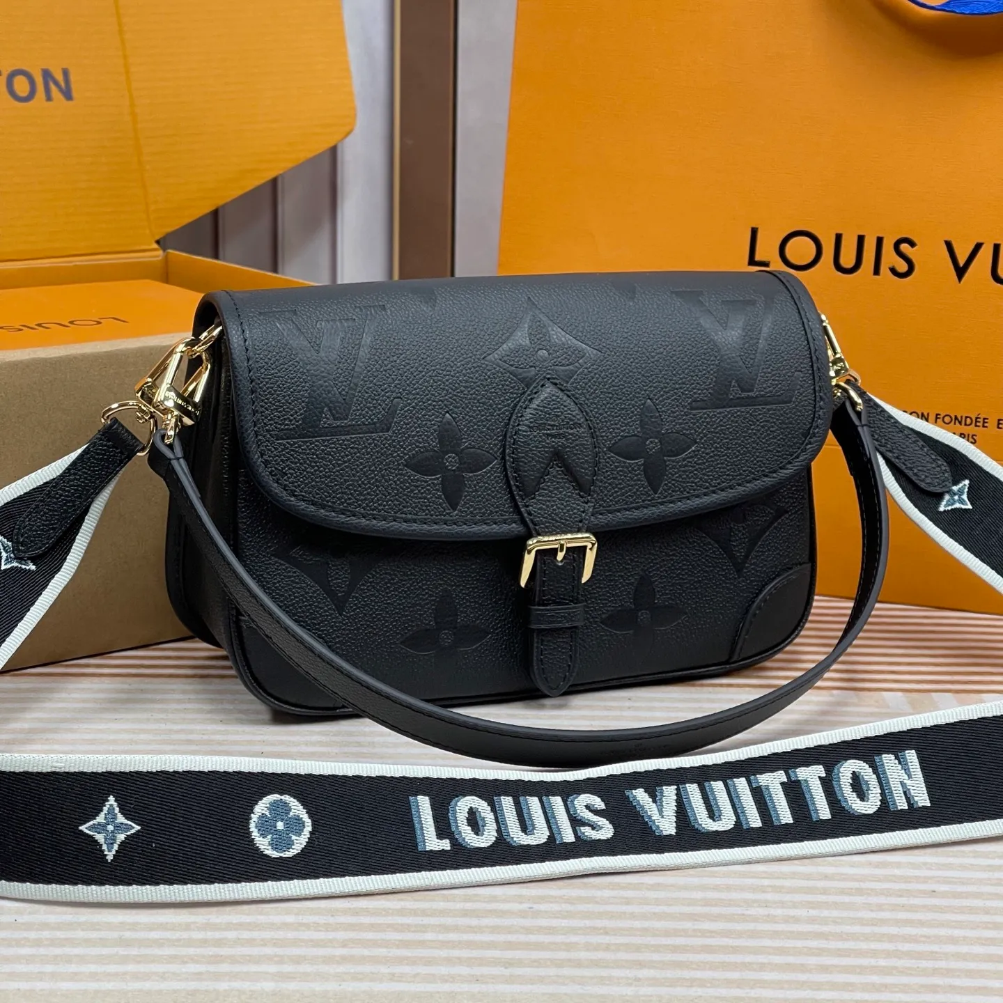 [Upgraded version] P820¥ High quality · Semi-steel hardware · Original single grade · Comes with gift box packaging 🎁Model 46386 · Diane handbag injects elegant tones into Monogram Empreinte embossed cowhide, and uses glossy metal parts and front buckles to declare a calm style. The detachable leather shoulder strap allows for flexible carrying, and the detachable cross-body strap is accented by Louis Vuitton's signature texture. Dimensions 24 x 15 x 9 cm (length x height x width)