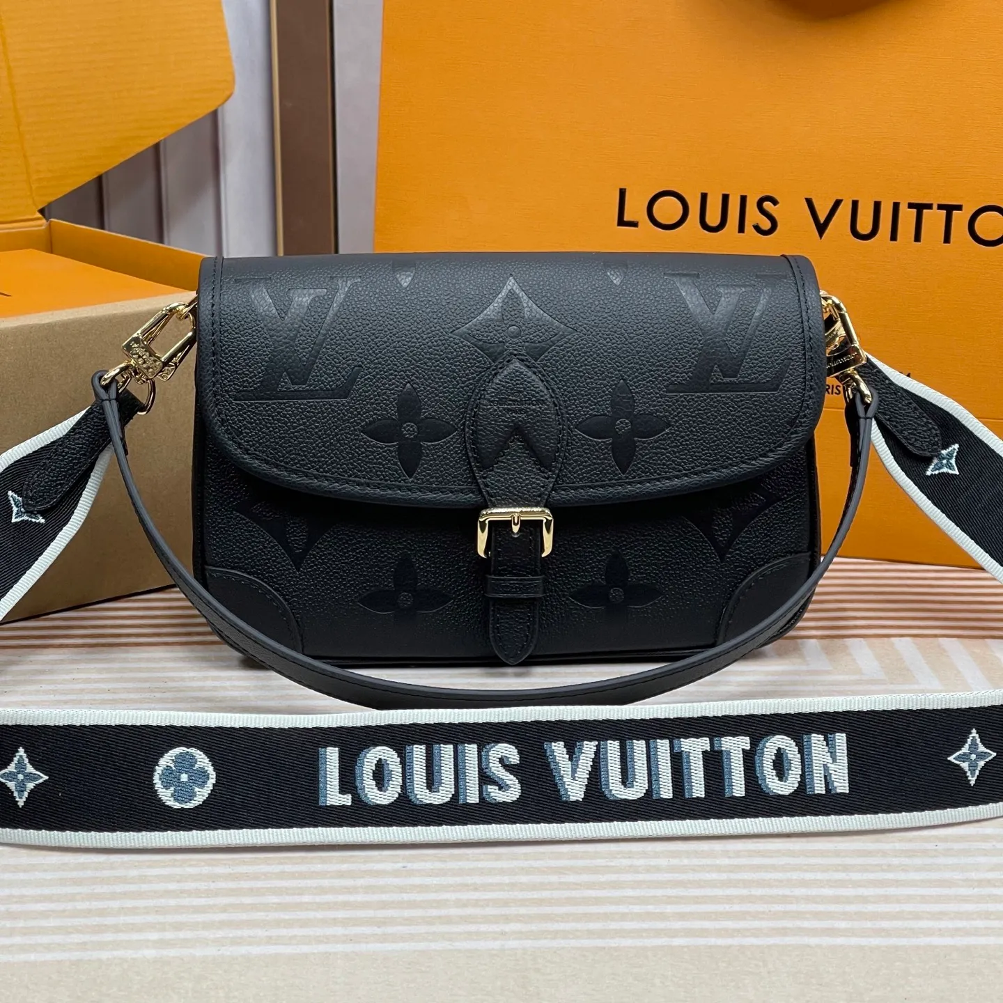 [Upgraded version] P820¥ High quality · Semi-steel hardware · Original single grade · Comes with gift box packaging 🎁Model 46386 · Diane handbag injects elegant tones into Monogram Empreinte embossed cowhide, and uses glossy metal parts and front buckles to declare a calm style. The detachable leather shoulder strap allows for flexible carrying, and the detachable cross-body strap is accented by Louis Vuitton's signature texture. Dimensions 24 x 15 x 9 cm (length x height x width)