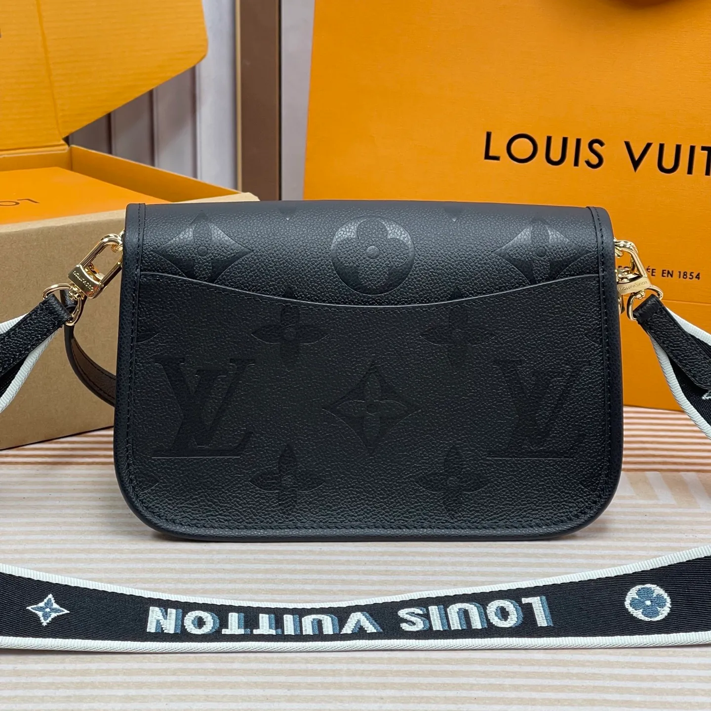 [Upgraded version] P820¥ High quality · Semi-steel hardware · Original single grade · Comes with gift box packaging 🎁Model 46386 · Diane handbag injects elegant tones into Monogram Empreinte embossed cowhide, and uses glossy metal parts and front buckles to declare a calm style. The detachable leather shoulder strap allows for flexible carrying, and the detachable cross-body strap is accented by Louis Vuitton's signature texture. Dimensions 24 x 15 x 9 cm (length x height x width)